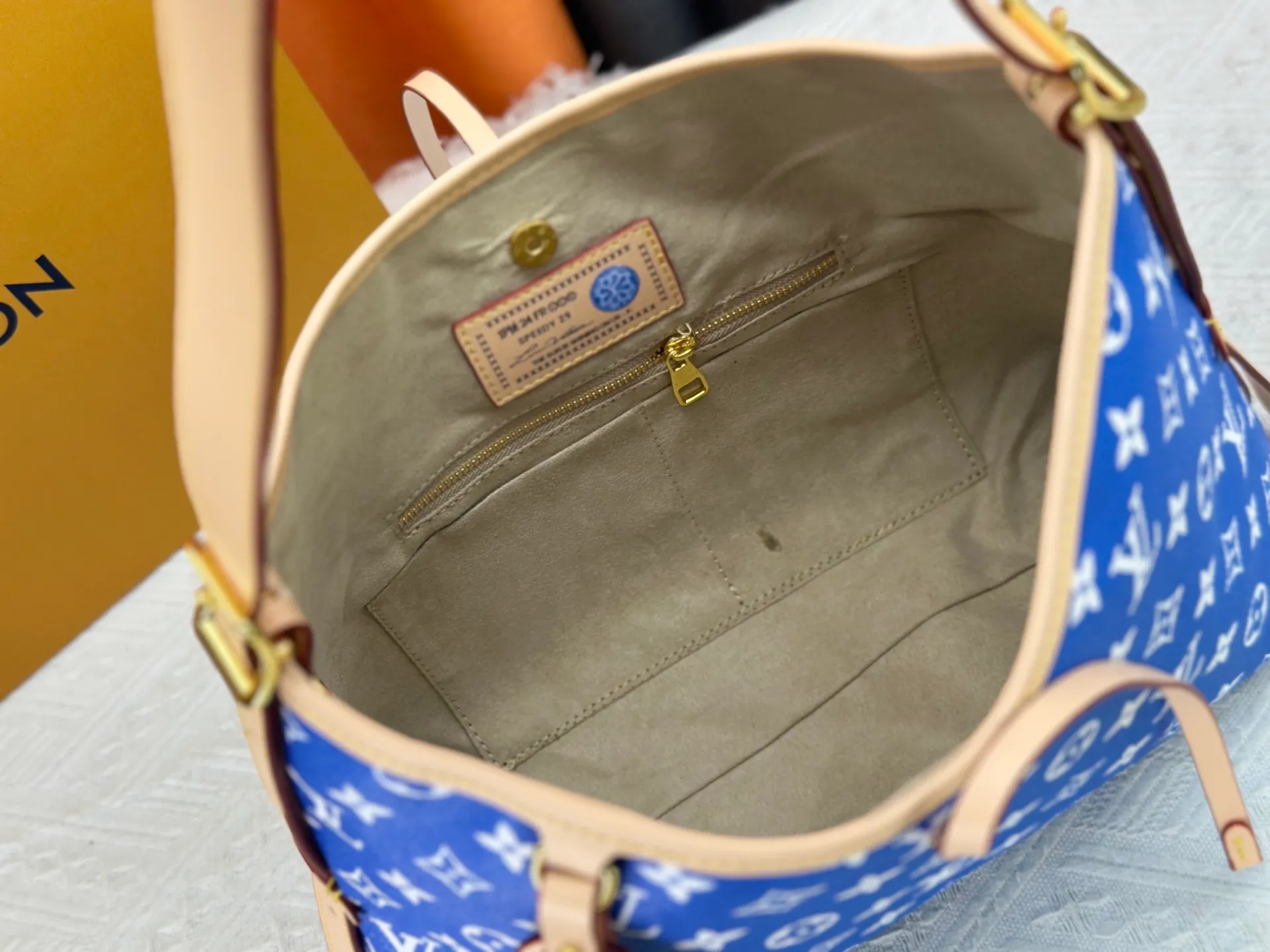 P240 upgraded original M25823 M12925 M12926 M13480 M13044 M14356 M13045 M13089 This All In handbag is made of Monogram cow leather with shiny metal parts, and the iconic padlock and nameplate highlight the classic style. The adjustable shoulder strap continues the brand's trunk-making heritage, and the leather shoulder strap adds cross-body and shoulder carry options. The foldable design enables the silhouette to be retracted and retracted freely, providing ample space for daily use. 30.0 x 25.0 x 17.0 cm (length x height x width)