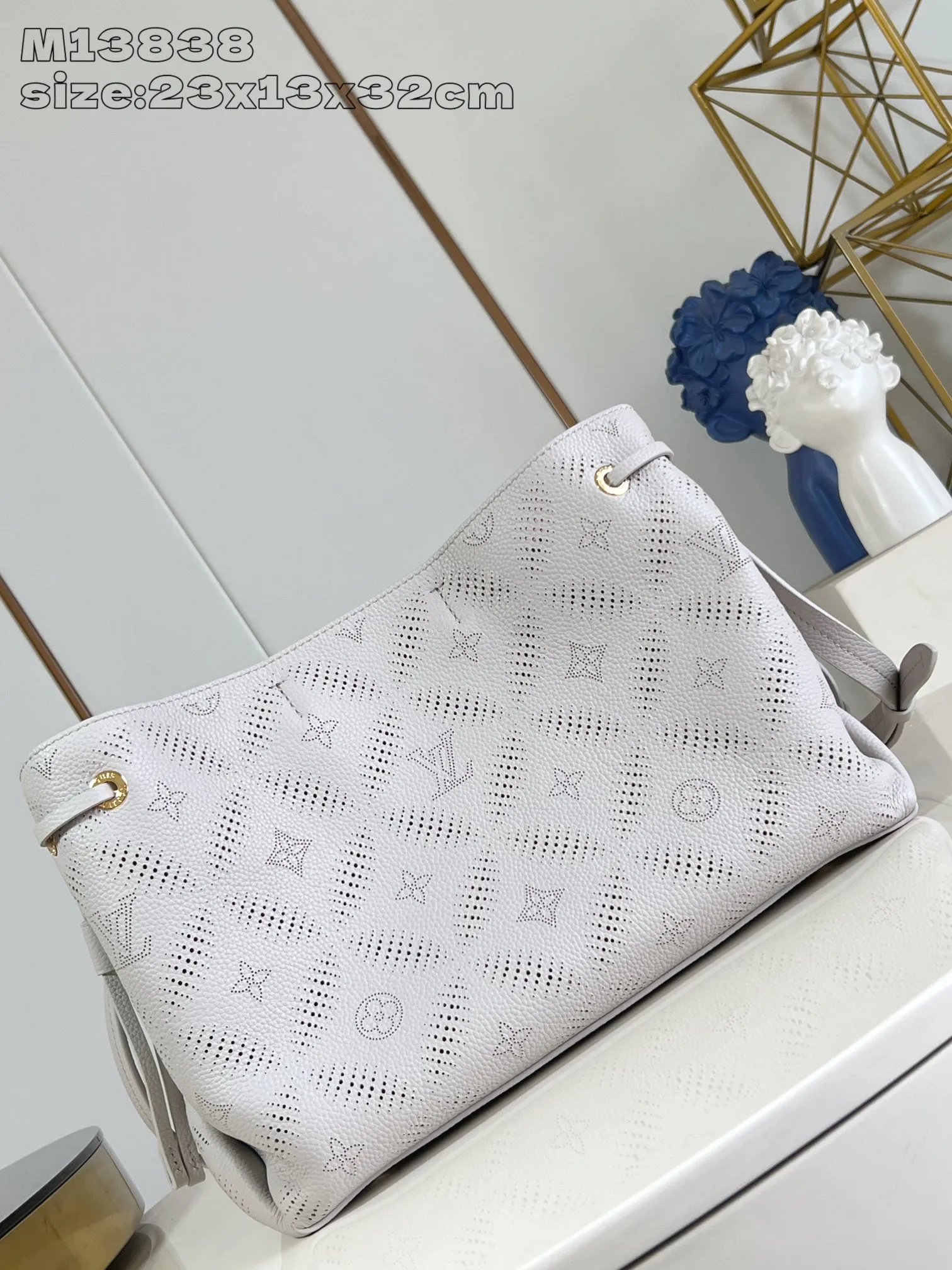 💰1500 (top layer leather) Top original item [Exclusive real shot M13838 gray] This Bella Tote handbag cleverly integrates the new season Mahina Bloom elements into fine cow leather, with a contrasting lining that can be seen through the perforated Monogram flowers, and a unique detachable chain. The classic structure has various carrying methods and can easily store tablets and headphones. 23 x 13 x 32 cm (height x width x length)