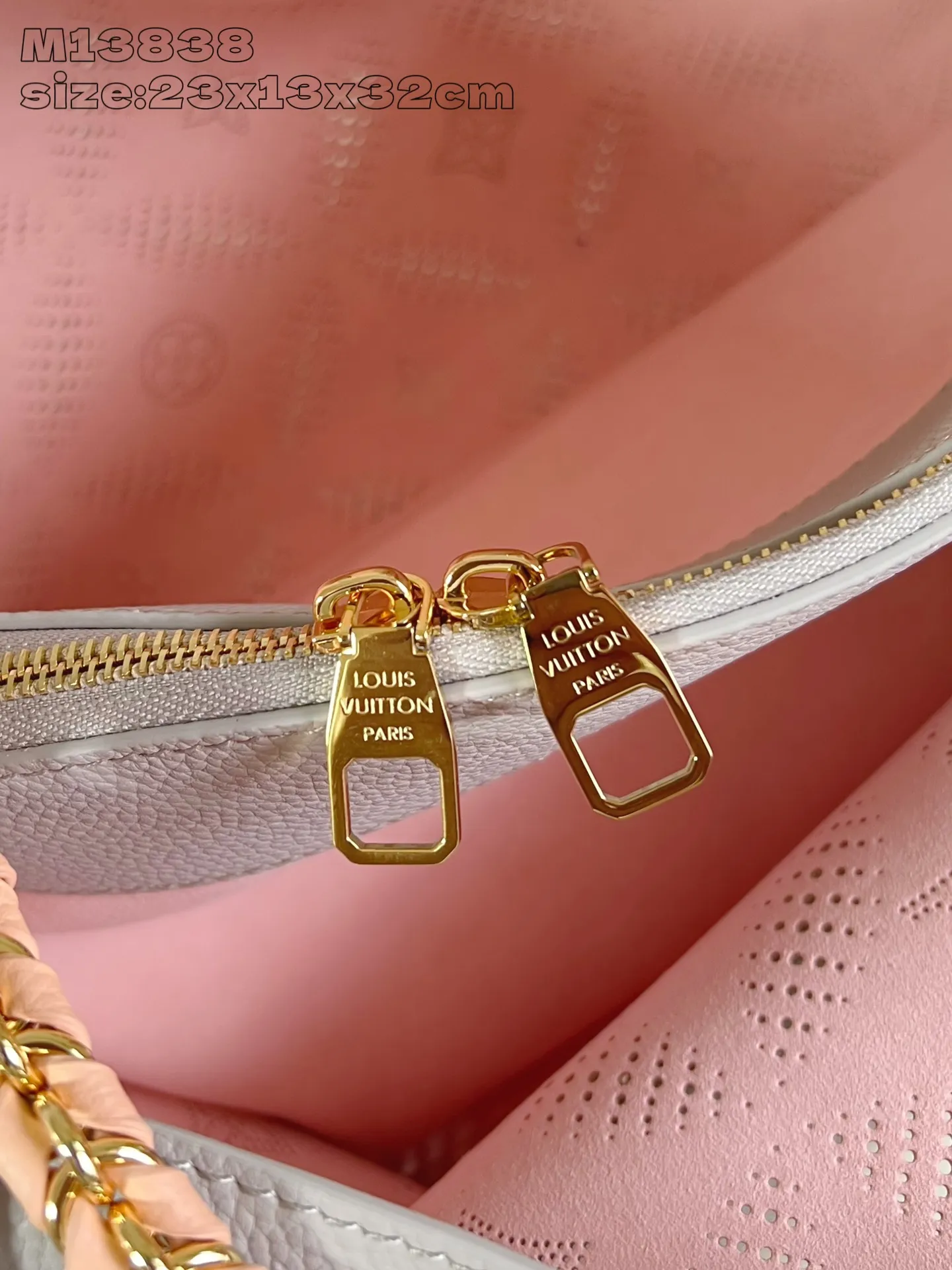 💰1500 (top layer leather) Top original item [Exclusive real shot M13838 gray] This Bella Tote handbag cleverly integrates the new season Mahina Bloom elements into fine cow leather, with a contrasting lining that can be seen through the perforated Monogram flowers, and a unique detachable chain. The classic structure has various carrying methods and can easily store tablets and headphones. 23 x 13 x 32 cm (height x width x length)