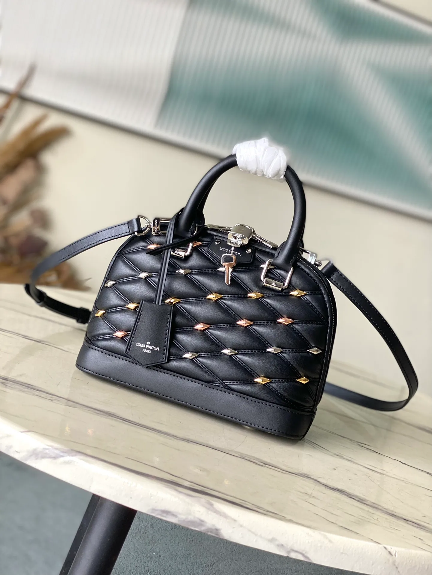 💰1180 (top-grain leather) Top-quality original order M24153 Black This Alma BB handbag is made of rhombus sheepskin with bright diamond-shaped studs, which cleverly pays homage to the stitched interior design of the brand's hard luggage. Silver-pressed leather handles and removable and adjustable shoulder strap allow for comfortable carrying. Dimensions: 23.5 × 17.5 × 11.5 cm