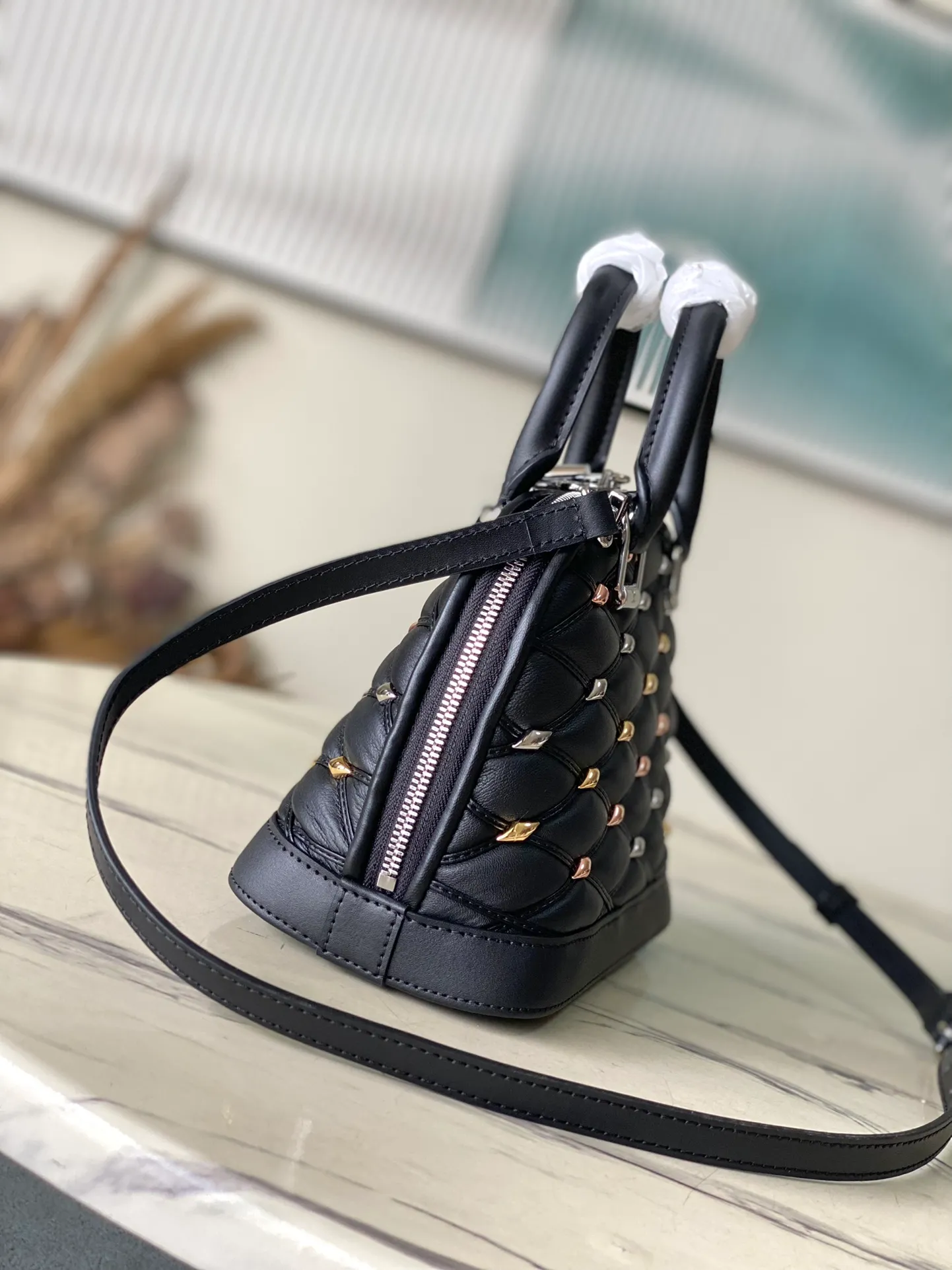 💰1180 (top-grain leather) Top-quality original order M24153 Black This Alma BB handbag is made of rhombus sheepskin with bright diamond-shaped studs, which cleverly pays homage to the stitched interior design of the brand's hard luggage. Silver-pressed leather handles and removable and adjustable shoulder strap allow for comfortable carrying. Dimensions: 23.5 × 17.5 × 11.5 cm