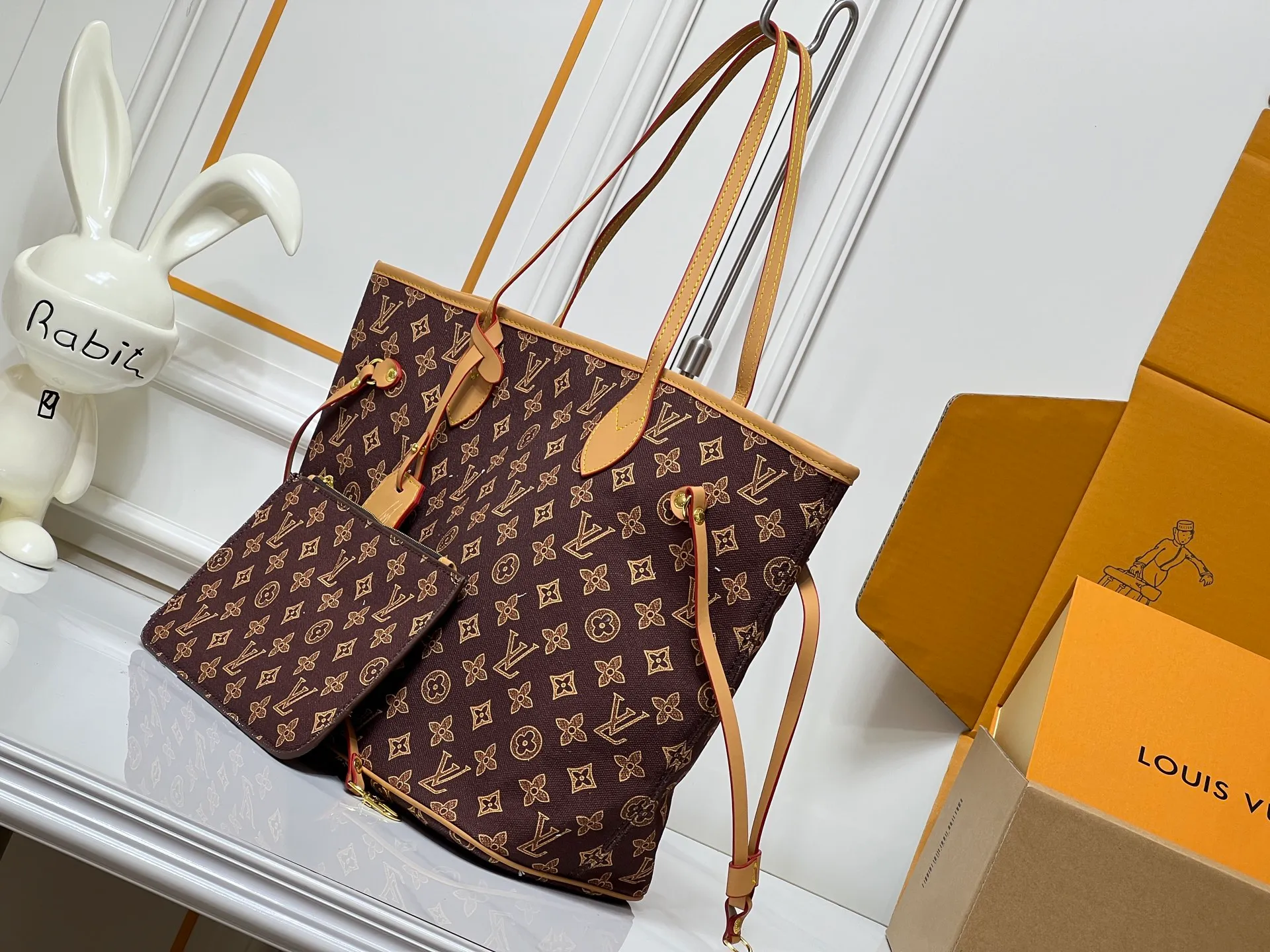 Batch 280💰M45685 M40995 M27521💋💋Louis Vuitton’s new Neverfull is a new interpretation of the classic handbag and explore the exquisite details inside the bag. Redesigned interior pockets feature fresh fabric linings and vintage details inspired by the Louis Vuitton archives, most notably the detachable zippered clutch, which can be used on its own as a sophisticated clutch or as an additional pocket. Bright lining tones add a more lively feel to Monogram's classic canvas. Size: 32*29*17 cm