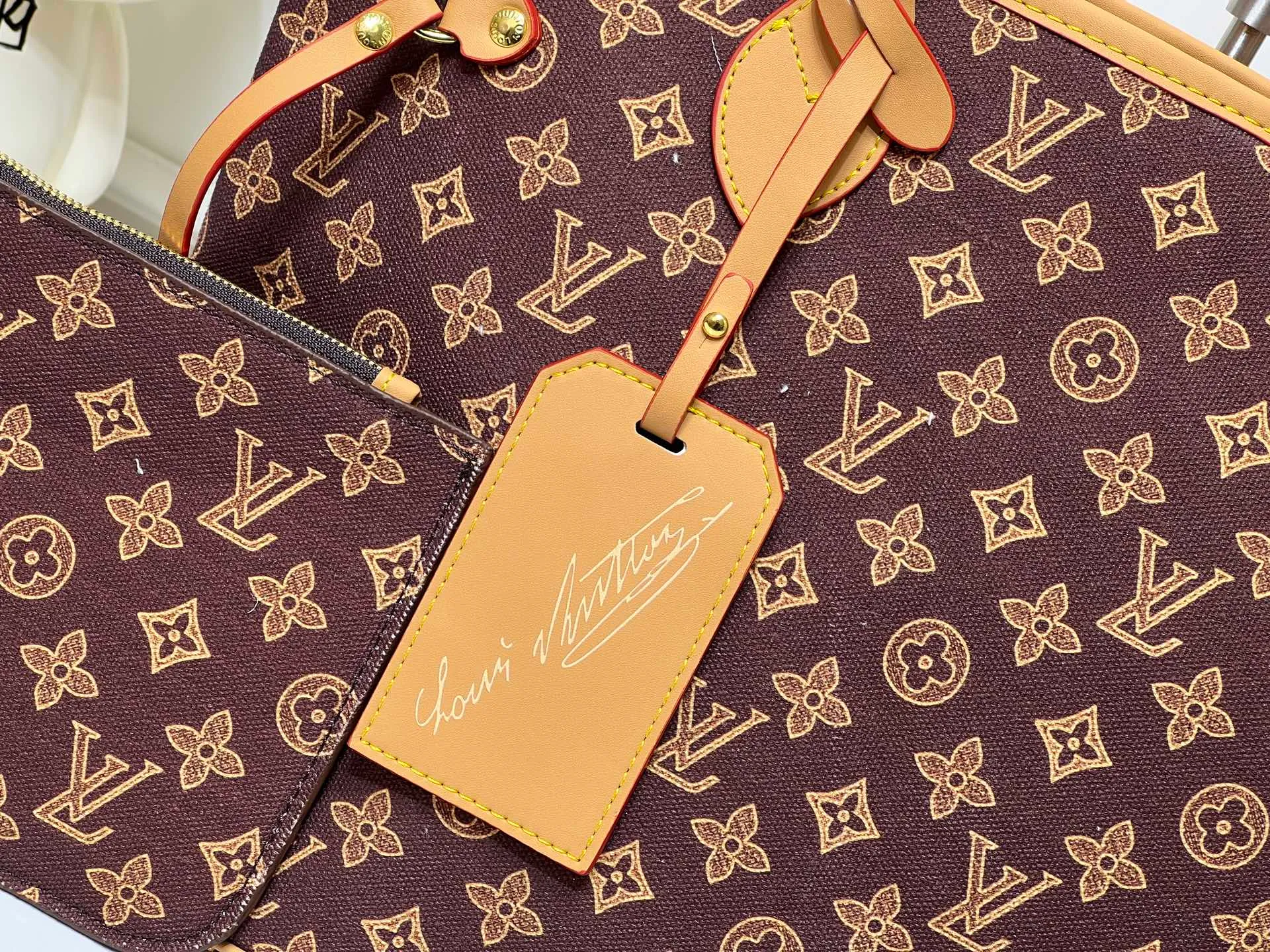 Batch 280💰M45685 M40995 M27521💋💋Louis Vuitton’s new Neverfull is a new interpretation of the classic handbag and explore the exquisite details inside the bag. Redesigned interior pockets feature fresh fabric linings and vintage details inspired by the Louis Vuitton archives, most notably the detachable zippered clutch, which can be used on its own as a sophisticated clutch or as an additional pocket. Bright lining tones add a more lively feel to Monogram's classic canvas. Size: 32*29*17 cm