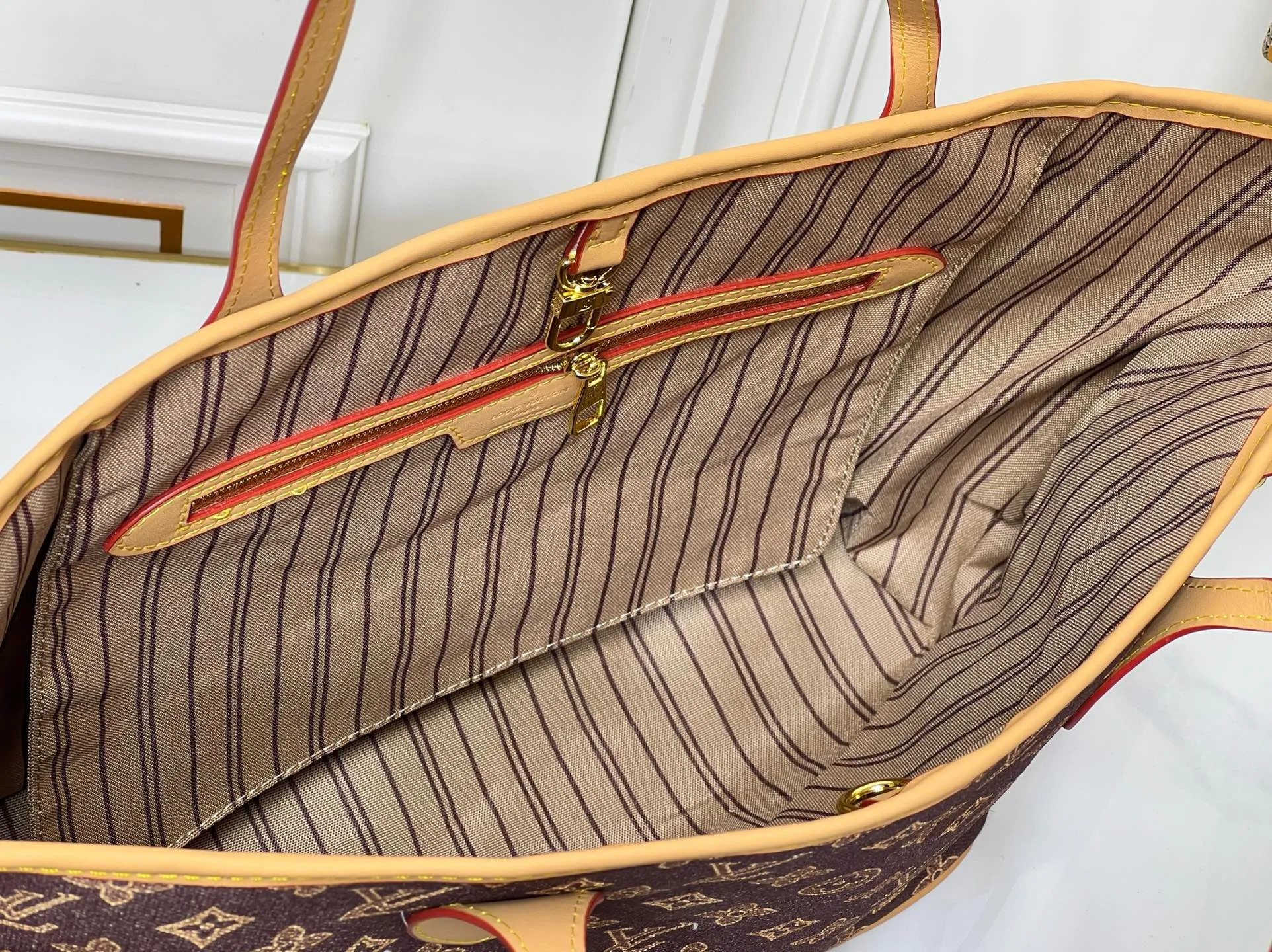 Batch 280💰M45685 M40995 M27521💋💋Louis Vuitton’s new Neverfull is a new interpretation of the classic handbag and explore the exquisite details inside the bag. Redesigned interior pockets feature fresh fabric linings and vintage details inspired by the Louis Vuitton archives, most notably the detachable zippered clutch, which can be used on its own as a sophisticated clutch or as an additional pocket. Bright lining tones add a more lively feel to Monogram's classic canvas. Size: 32*29*17 cm