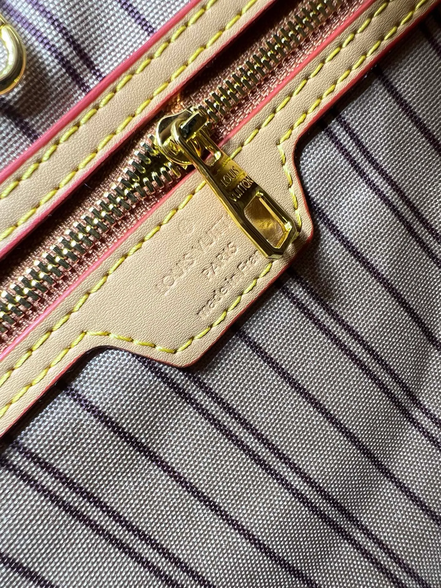Batch 280💰M45685 M40995 M27521💋💋Louis Vuitton’s new Neverfull is a new interpretation of the classic handbag and explore the exquisite details inside the bag. Redesigned interior pockets feature fresh fabric linings and vintage details inspired by the Louis Vuitton archives, most notably the detachable zippered clutch, which can be used on its own as a sophisticated clutch or as an additional pocket. Bright lining tones add a more lively feel to Monogram's classic canvas. Size: 32*29*17 cm