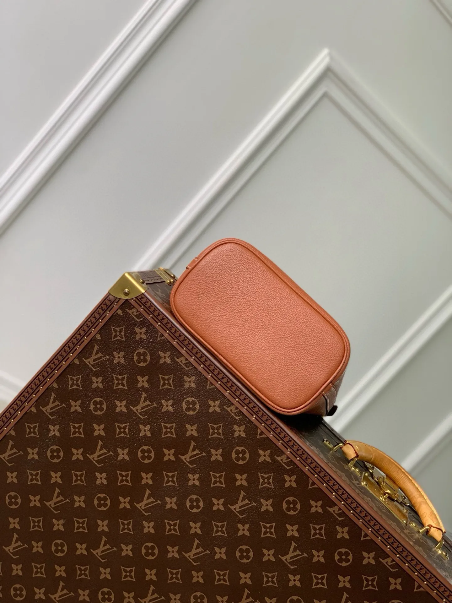 💰1000 (top layer leather) top original single M24006 brown Lock and Walk bucket bag is made of light and comfortable grained cow leather, calmly interpreting French style. The LV twist lock opens the large front compartment for easy access to what you need on the go, and the detachable shoulder strap and chain handle allow for a variety of carrying methods. 20 x 20.5 x 12 cm (length x height x width)