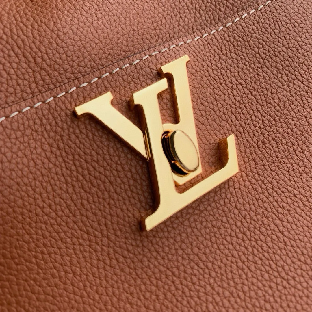 💰1000 (top layer leather) top original single M24006 brown Lock and Walk bucket bag is made of light and comfortable grained cow leather, calmly interpreting French style. The LV twist lock opens the large front compartment for easy access to what you need on the go, and the detachable shoulder strap and chain handle allow for a variety of carrying methods. 20 x 20.5 x 12 cm (length x height x width)