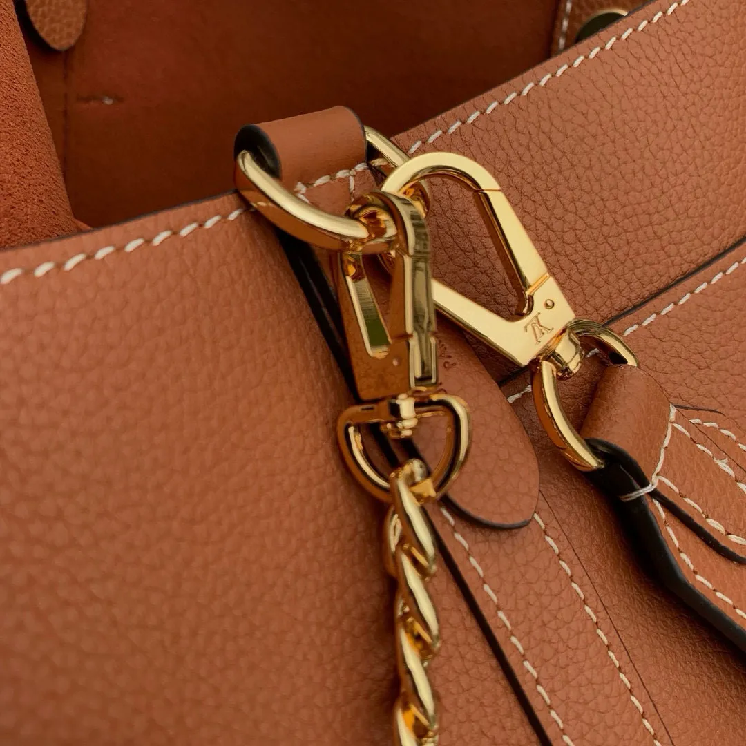 💰1000 (top layer leather) top original single M24006 brown Lock and Walk bucket bag is made of light and comfortable grained cow leather, calmly interpreting French style. The LV twist lock opens the large front compartment for easy access to what you need on the go, and the detachable shoulder strap and chain handle allow for a variety of carrying methods. 20 x 20.5 x 12 cm (length x height x width)