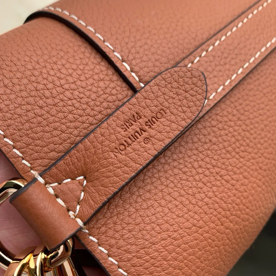 💰1000 (top layer leather) top original single M24006 brown Lock and Walk bucket bag is made of light and comfortable grained cow leather, calmly interpreting French style. The LV twist lock opens the large front compartment for easy access to what you need on the go, and the detachable shoulder strap and chain handle allow for a variety of carrying methods. 20 x 20.5 x 12 cm (length x height x width)