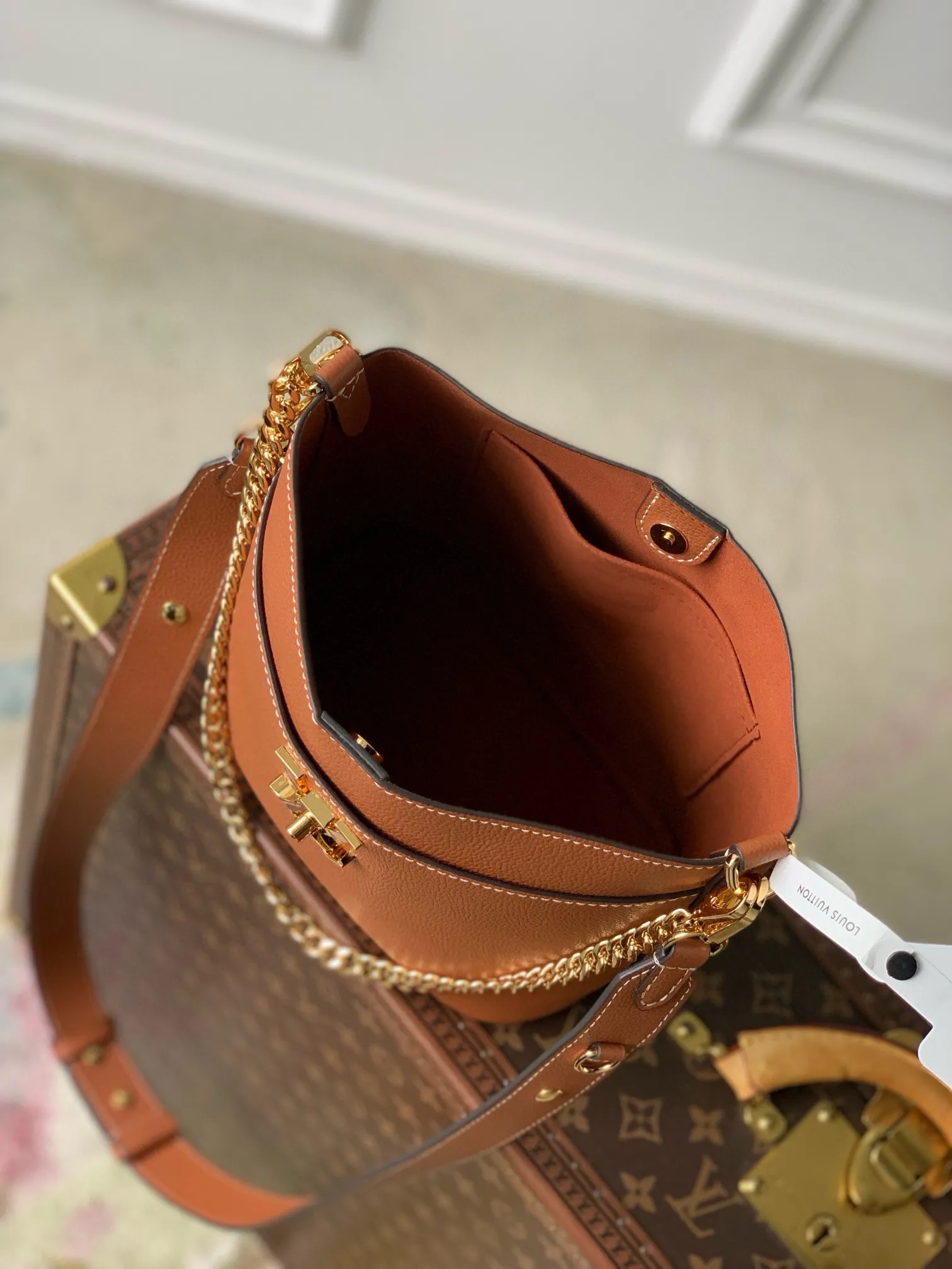💰1000 (top layer leather) top original single M24006 brown Lock and Walk bucket bag is made of light and comfortable grained cow leather, calmly interpreting French style. The LV twist lock opens the large front compartment for easy access to what you need on the go, and the detachable shoulder strap and chain handle allow for a variety of carrying methods. 20 x 20.5 x 12 cm (length x height x width)