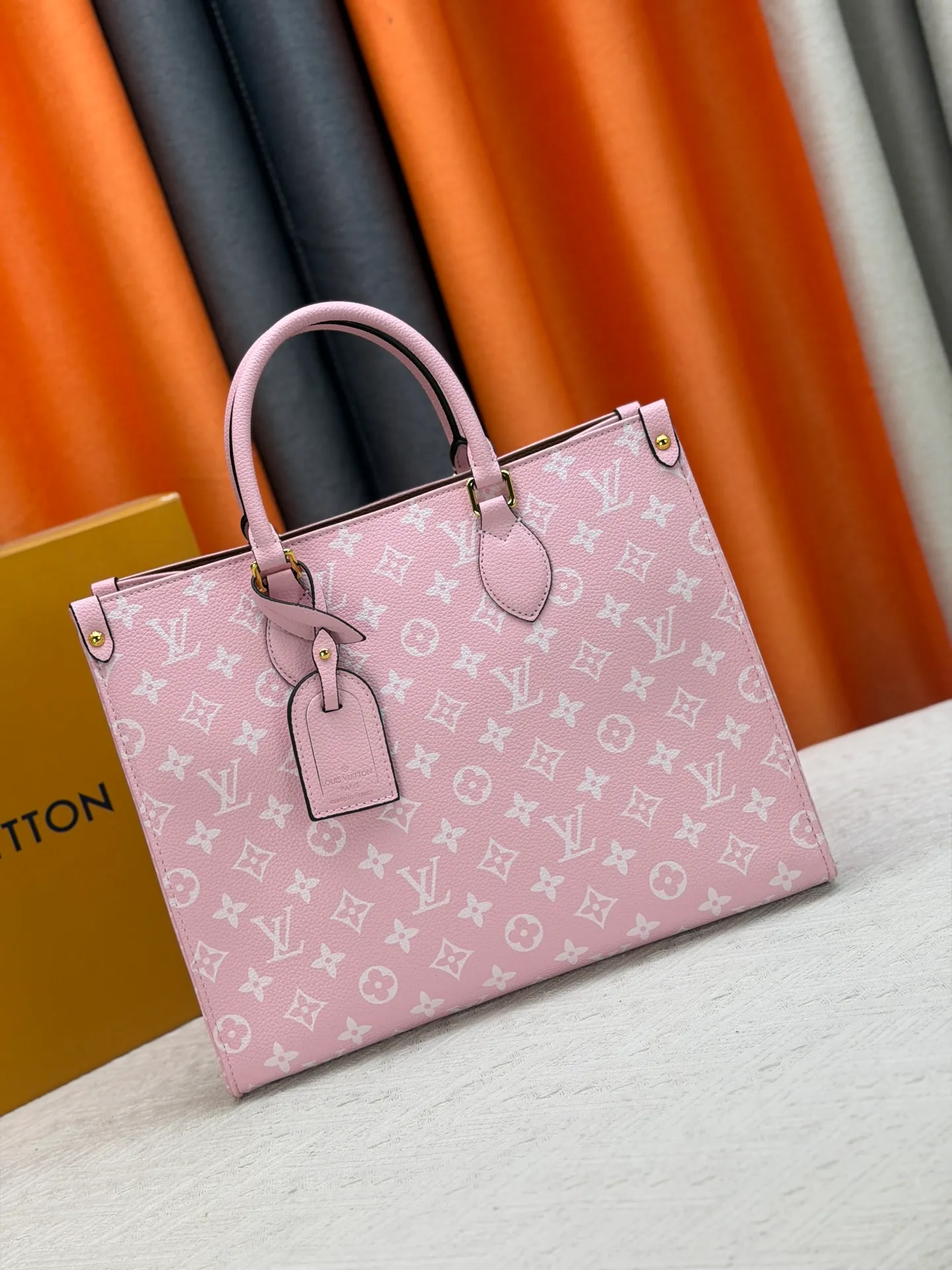 P280 Upgraded original version (latest color) M10303 M45495 M45039 M45321 M44571 This OnTheGo medium Tote bag is printed and dyed with the Medium Monogram pattern and then embossed on the soft grained cow leather. Its ample interior can accommodate a laptop and other office supplies, and the long and short handles are easy to carry or carry on the shoulder. Dimensions: 35.0 x 27.0 x 14.0 cm