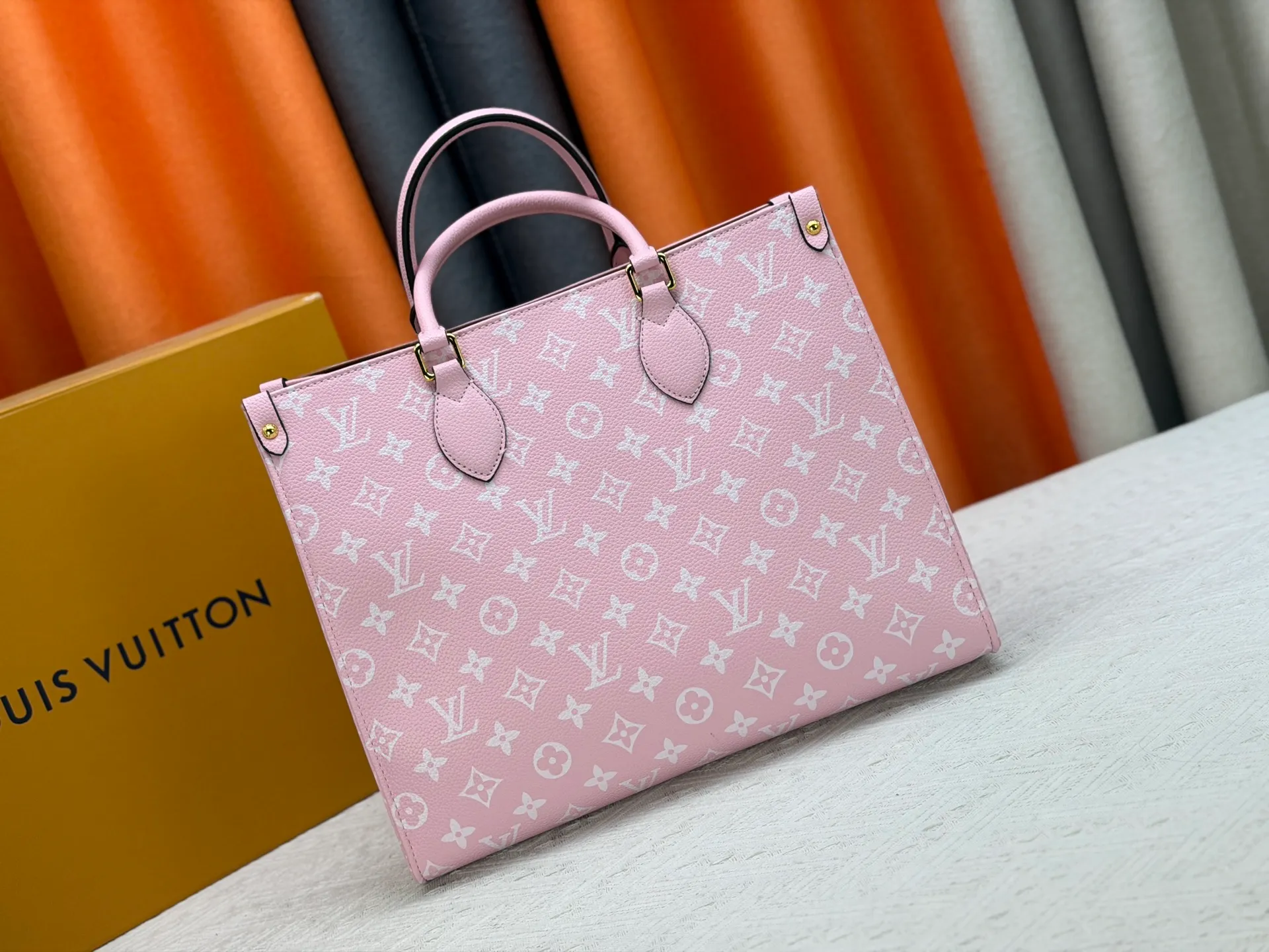 P280 Upgraded original version (latest color) M10303 M45495 M45039 M45321 M44571 This OnTheGo medium Tote bag is printed and dyed with the Medium Monogram pattern and then embossed on the soft grained cow leather. Its ample interior can accommodate a laptop and other office supplies, and the long and short handles are easy to carry or carry on the shoulder. Dimensions: 35.0 x 27.0 x 14.0 cm