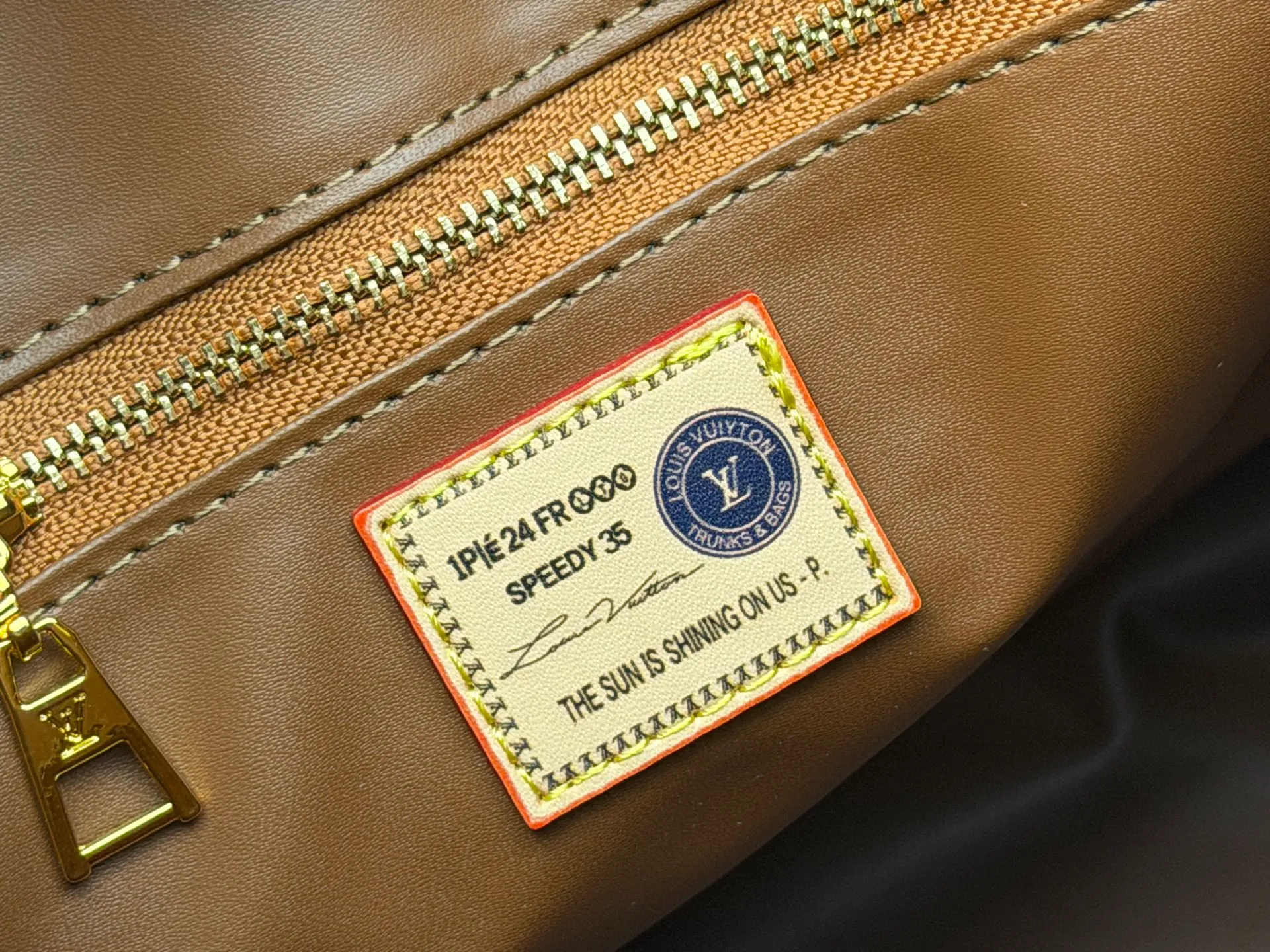 P280 Upgraded original version (latest color) M10303 M45495 M45039 M45321 M44571 This OnTheGo medium Tote bag is printed and dyed with the Medium Monogram pattern and then embossed on the soft grained cow leather. Its ample interior can accommodate a laptop and other office supplies, and the long and short handles are easy to carry or carry on the shoulder. Dimensions: 35.0 x 27.0 x 14.0 cm