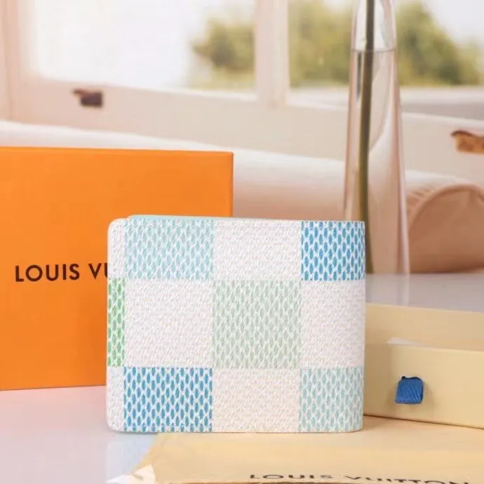 P110💰 Model: 60895 checkered sapphire blue New model The latest model for spring and summer 2024, this pocket wallet combines the elegance of Damier Graphite canvas with the delicate texture of Epi leather, with stripes emblazoned with the Louis Vuitton logo. The elegant design can accommodate credit cards, banknotes and receipts, making it suitable for daily carrying or gift giving. Epi leather and Damier Graphite coated sail. Textile cowhide trimmed cowhide lining, card compartment, inner pocket, outer patch pocket. This product is produced in one of France, Spain, Italy and the United States; size 11.5×9×1.5 cm 60895.