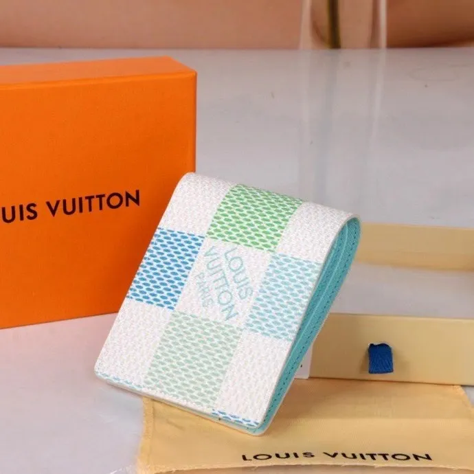 P110💰 Model: 60895 checkered sapphire blue New model The latest model for spring and summer 2024, this pocket wallet combines the elegance of Damier Graphite canvas with the delicate texture of Epi leather, with stripes emblazoned with the Louis Vuitton logo. The elegant design can accommodate credit cards, banknotes and receipts, making it suitable for daily carrying or gift giving. Epi leather and Damier Graphite coated sail. Textile cowhide trimmed cowhide lining, card compartment, inner pocket, outer patch pocket. This product is produced in one of France, Spain, Italy and the United States; size 11.5×9×1.5 cm 60895.