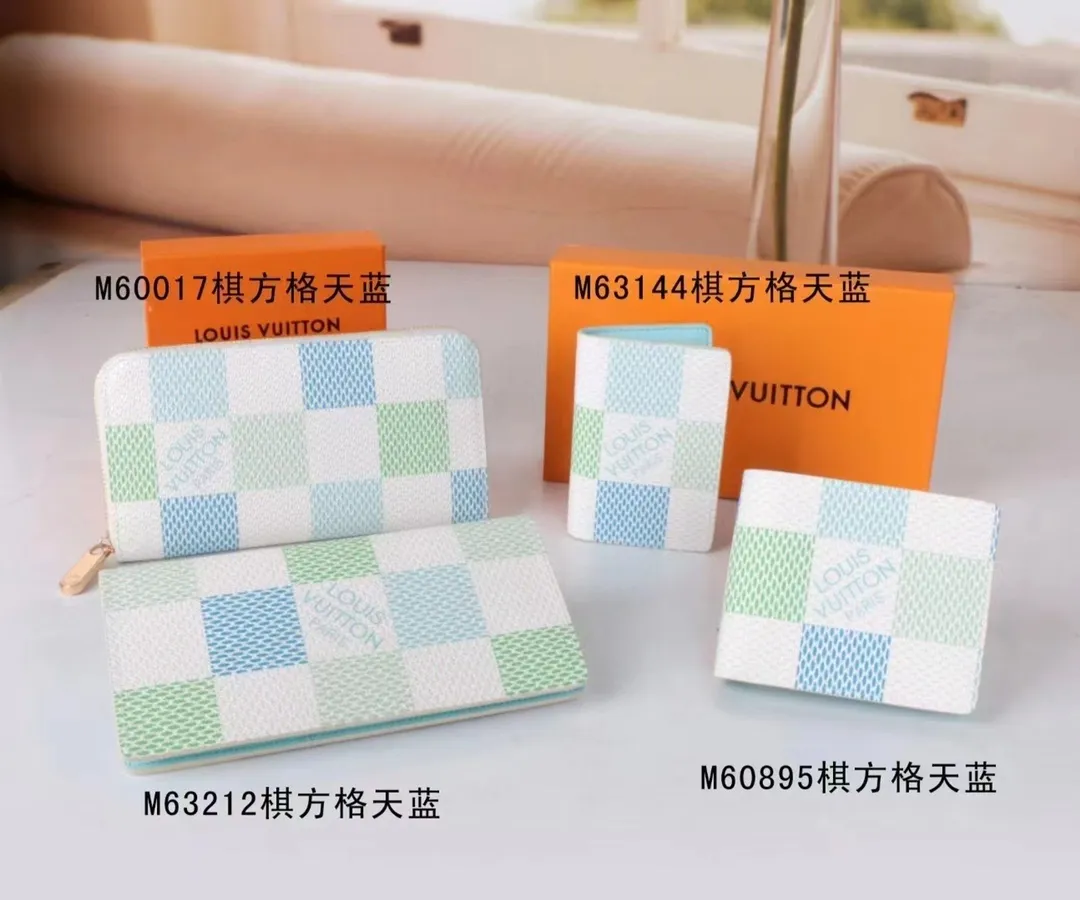 P110💰 Model: 60895 checkered sapphire blue New model The latest model for spring and summer 2024, this pocket wallet combines the elegance of Damier Graphite canvas with the delicate texture of Epi leather, with stripes emblazoned with the Louis Vuitton logo. The elegant design can accommodate credit cards, banknotes and receipts, making it suitable for daily carrying or gift giving. Epi leather and Damier Graphite coated sail. Textile cowhide trimmed cowhide lining, card compartment, inner pocket, outer patch pocket. This product is produced in one of France, Spain, Italy and the United States; size 11.5×9×1.5 cm 60895.