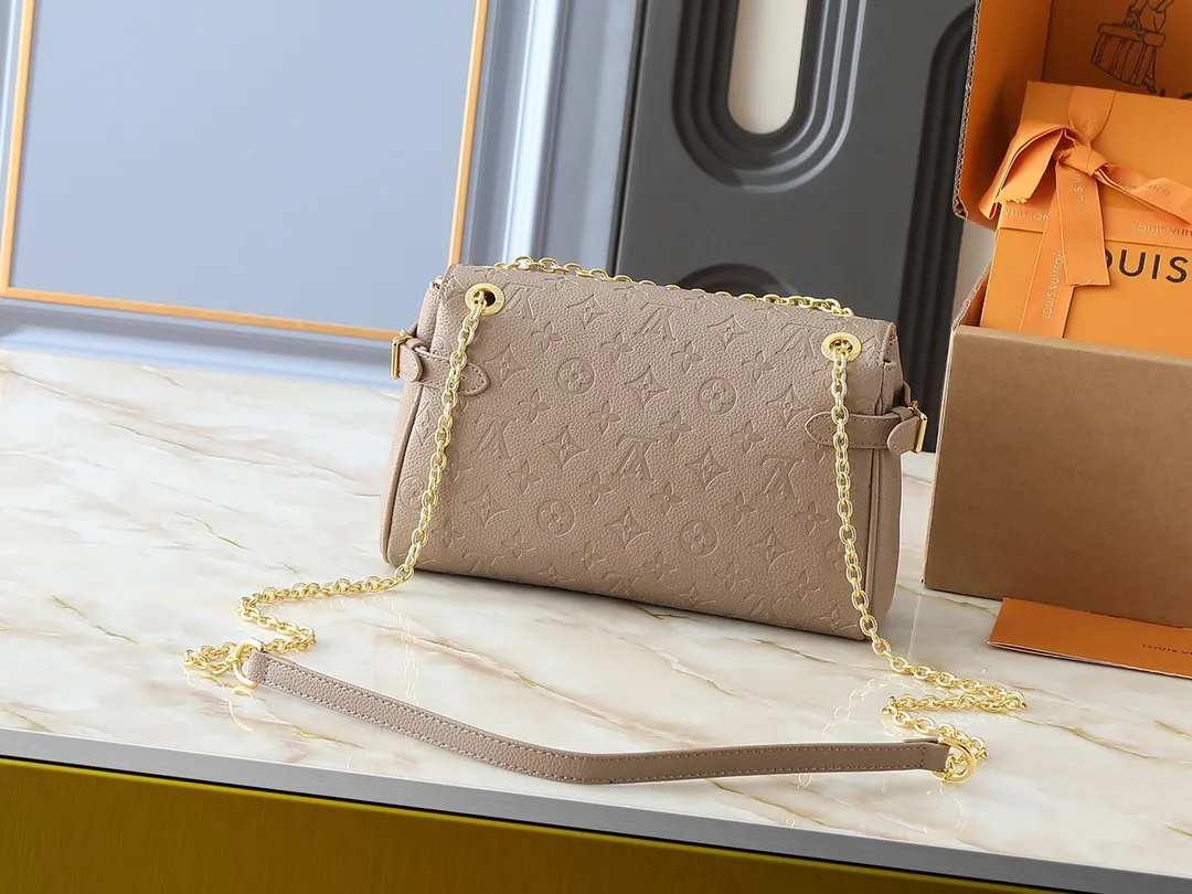 💰260💰Upgraded from the original M14604 M14973. This Anytime Flap Bag is made of Monogram Empreinte leather and continues the design elements of the Anytime Shopper series, making it easy to create a personalized look suitable for day and night. Side buckles cleverly expand the space for easy storage of daily needs. The dazzling sliding chain shoulder strap allows for flexible carrying, and the LV padlock adds a signature touch. Dimensions: 18.5 x 9.5 x 29.5 cm (height x width x length)