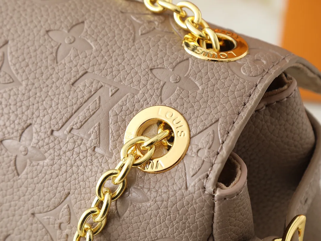 💰260💰Upgraded from the original M14604 M14973. This Anytime Flap Bag is made of Monogram Empreinte leather and continues the design elements of the Anytime Shopper series, making it easy to create a personalized look suitable for day and night. Side buckles cleverly expand the space for easy storage of daily needs. The dazzling sliding chain shoulder strap allows for flexible carrying, and the LV padlock adds a signature touch. Dimensions: 18.5 x 9.5 x 29.5 cm (height x width x length)