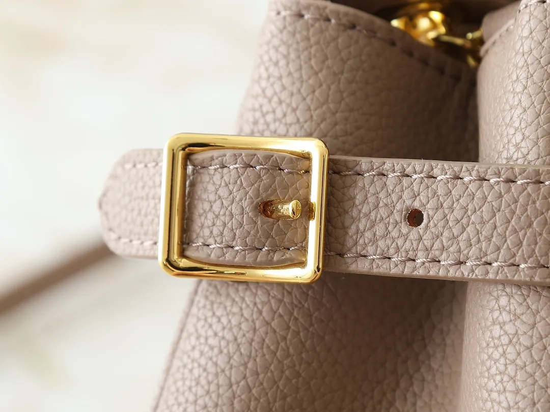 💰260💰Upgraded from the original M14604 M14973. This Anytime Flap Bag is made of Monogram Empreinte leather and continues the design elements of the Anytime Shopper series, making it easy to create a personalized look suitable for day and night. Side buckles cleverly expand the space for easy storage of daily needs. The dazzling sliding chain shoulder strap allows for flexible carrying, and the LV padlock adds a signature touch. Dimensions: 18.5 x 9.5 x 29.5 cm (height x width x length)