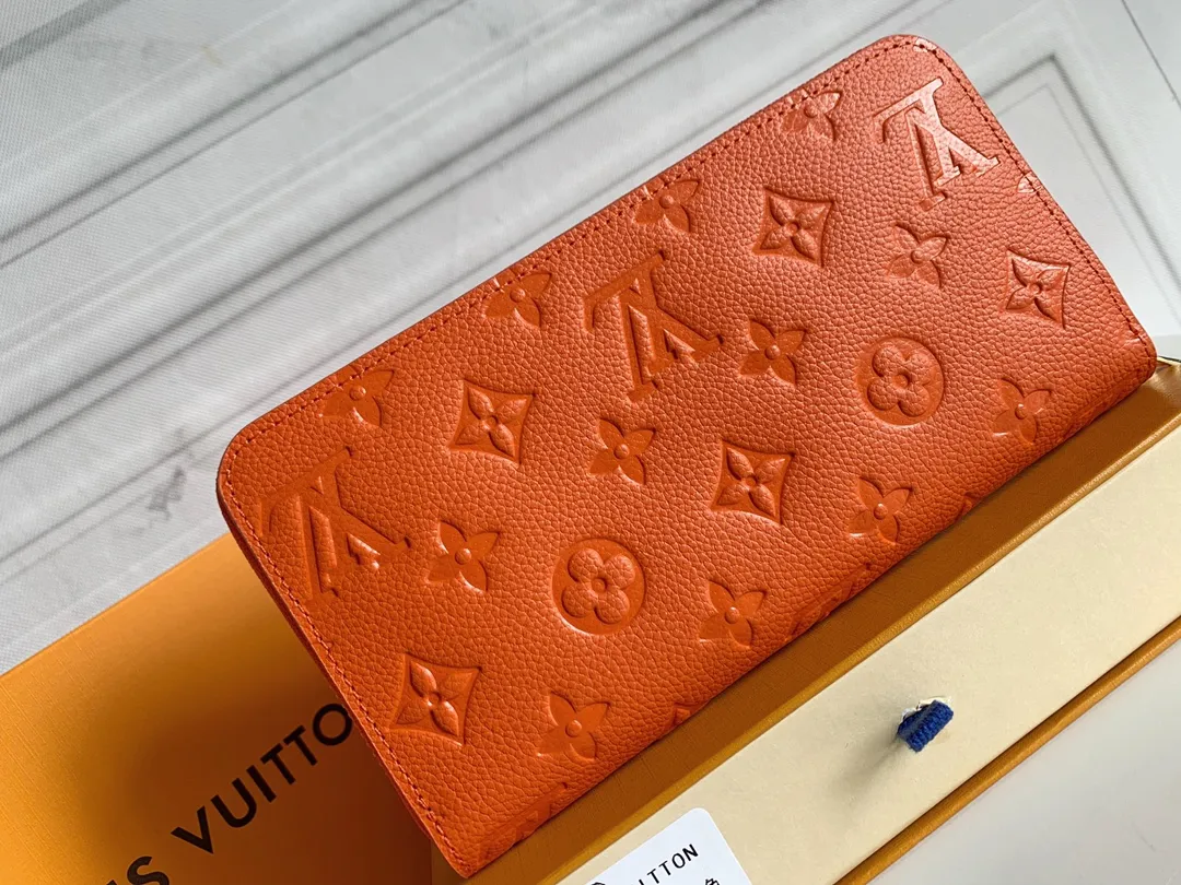 💰120 💎Upgraded original version 🇫🇷 Diamond pattern embossed material: embossed cowhide Introduction: 📢There are 8 credit card slots 3 large compartments to store banknotes Small zipper coin bag 3 flat bags to store bills 💋💋 Model: 60017 diamond pattern Model: 19x10.