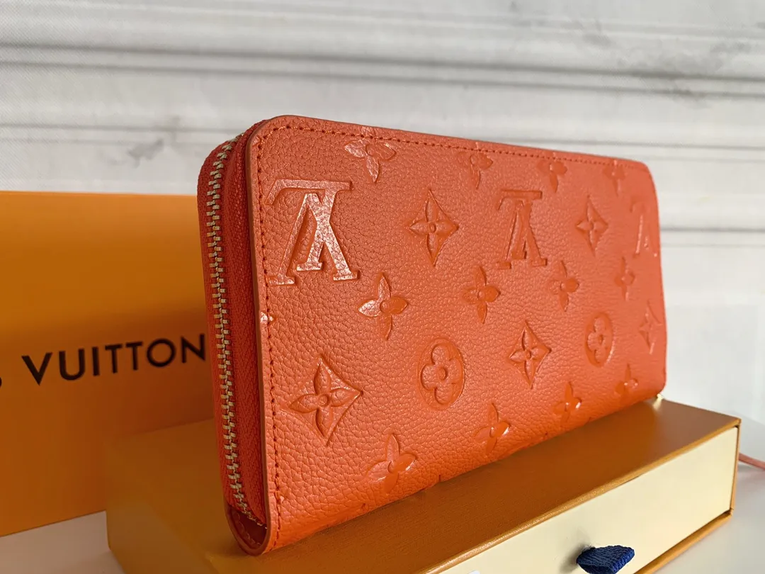 💰120 💎Upgraded original version 🇫🇷 Diamond pattern embossed material: embossed cowhide Introduction: 📢There are 8 credit card slots 3 large compartments to store banknotes Small zipper coin bag 3 flat bags to store bills 💋💋 Model: 60017 diamond pattern Model: 19x10.