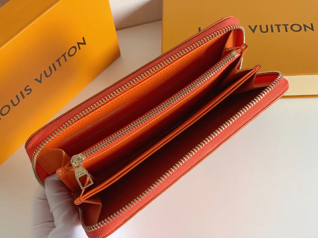 💰120 💎Upgraded original version 🇫🇷 Diamond pattern embossed material: embossed cowhide Introduction: 📢There are 8 credit card slots 3 large compartments to store banknotes Small zipper coin bag 3 flat bags to store bills 💋💋 Model: 60017 diamond pattern Model: 19x10.