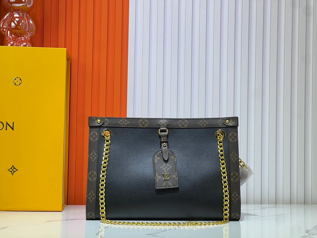 Batch 280💰Upgraded version model number M13137 large size M13140 small size 2025 Cruise early spring show launches Nova small and medium handbags, which give the graceful cow leather a subtle mirror effect, combining both straightforward style and leisurely elegance. LV nameplate and Monogram canvas trim highlight classic elements, and the dazzling sliding chain makes it easy to create a refined look. Monogram canvas trim, fabric lining, metal hardware, name tag, central zipper patch pocket. Chain: slidingly adjustable, non-detachable. Chain half length: 28.0 cm. Chain half length adjustable to: 50.0 cm. Monogram canvas trim, fabric lining, metal hardware, nameplate interior patch pocket. Can store laptops and A4 documents. Detailed features: Length, height and width dimensions. Small size: 31x21x9cm Large size: 37x36x10cm