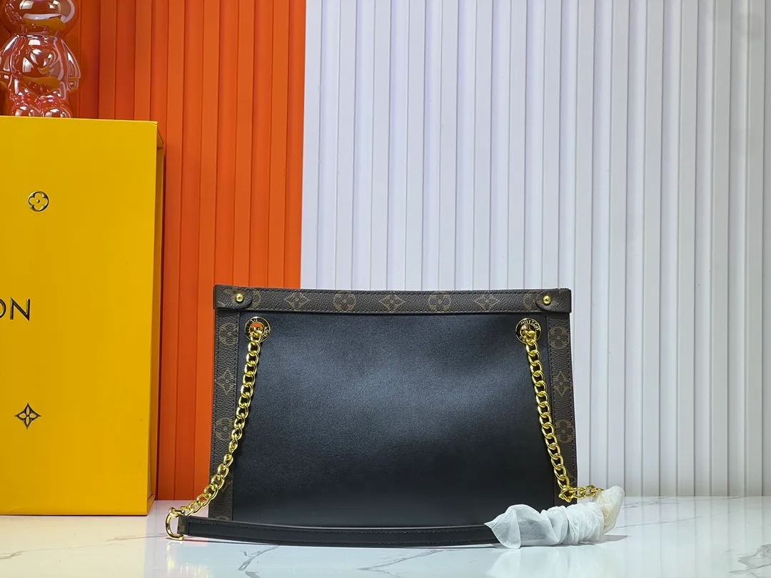 Batch 280💰Upgraded version model number M13137 large size M13140 small size 2025 Cruise early spring show launches Nova small and medium handbags, which give the graceful cow leather a subtle mirror effect, combining both straightforward style and leisurely elegance. LV nameplate and Monogram canvas trim highlight classic elements, and the dazzling sliding chain makes it easy to create a refined look. Monogram canvas trim, fabric lining, metal hardware, name tag, central zipper patch pocket. Chain: slidingly adjustable, non-detachable. Chain half length: 28.0 cm. Chain half length adjustable to: 50.0 cm. Monogram canvas trim, fabric lining, metal hardware, nameplate interior patch pocket. Can store laptops and A4 documents. Detailed features: Length, height and width dimensions. Small size: 31x21x9cm Large size: 37x36x10cm