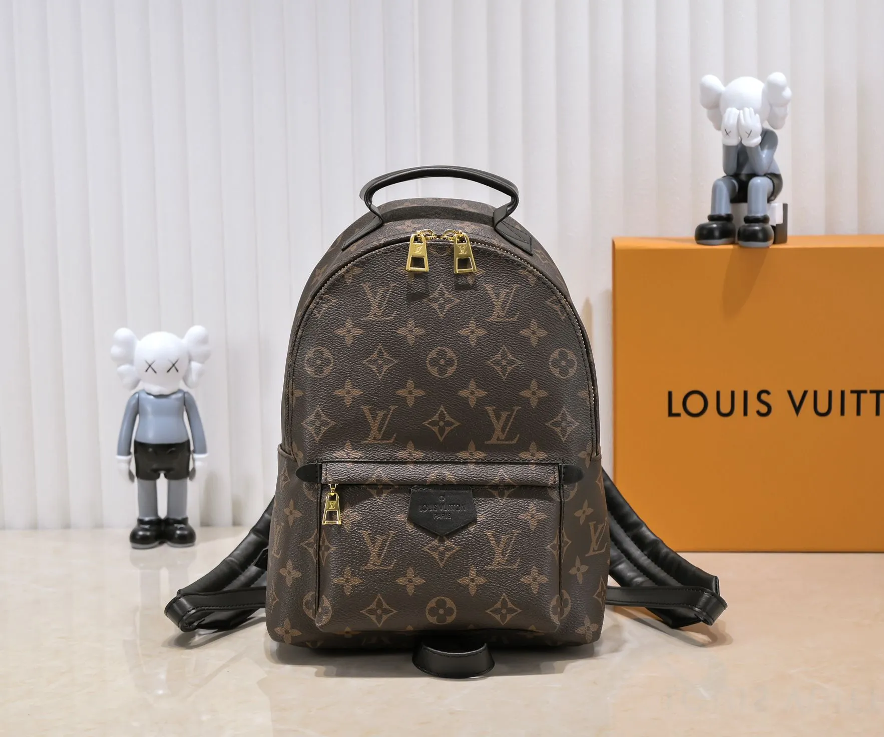 Upgraded original version, (new backpack) Mini 180💰Medium 240💰Large 280💰 Actual pictures Mini M44873, Medium 44871, 41560, 41561, 41562 Presbyopia MONOGRAM BACKPACK Double backpack, this backpack that shines in the 2017 early spring series fashion show has a fashionable style and strong functionality. It is the perfect choice for urban wanderers. It continues the extremely gorgeous appearance and reflects the unique LV characteristics in countless details. Fine decorations such as calfskin trim and engraved zipper pulls complement the loose and soft Monogram canvas. Large size 28*33*16, medium size 22*29*16, mini size 16*21*10