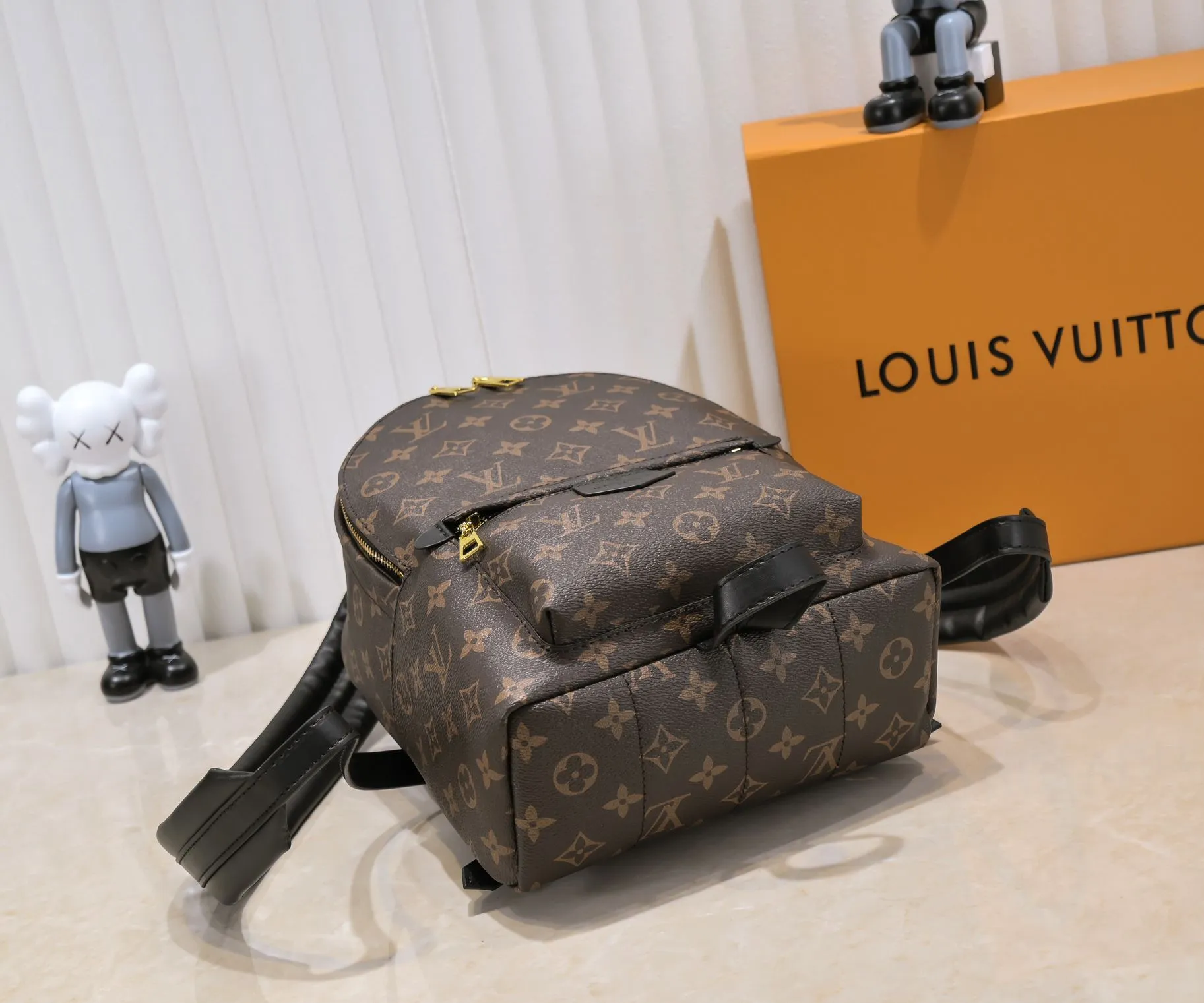 Upgraded original version, (new backpack) Mini 180💰Medium 240💰Large 280💰 Actual pictures Mini M44873, Medium 44871, 41560, 41561, 41562 Presbyopia MONOGRAM BACKPACK Double backpack, this backpack that shines in the 2017 early spring series fashion show has a fashionable style and strong functionality. It is the perfect choice for urban wanderers. It continues the extremely gorgeous appearance and reflects the unique LV characteristics in countless details. Fine decorations such as calfskin trim and engraved zipper pulls complement the loose and soft Monogram canvas. Large size 28*33*16, medium size 22*29*16, mini size 16*21*10