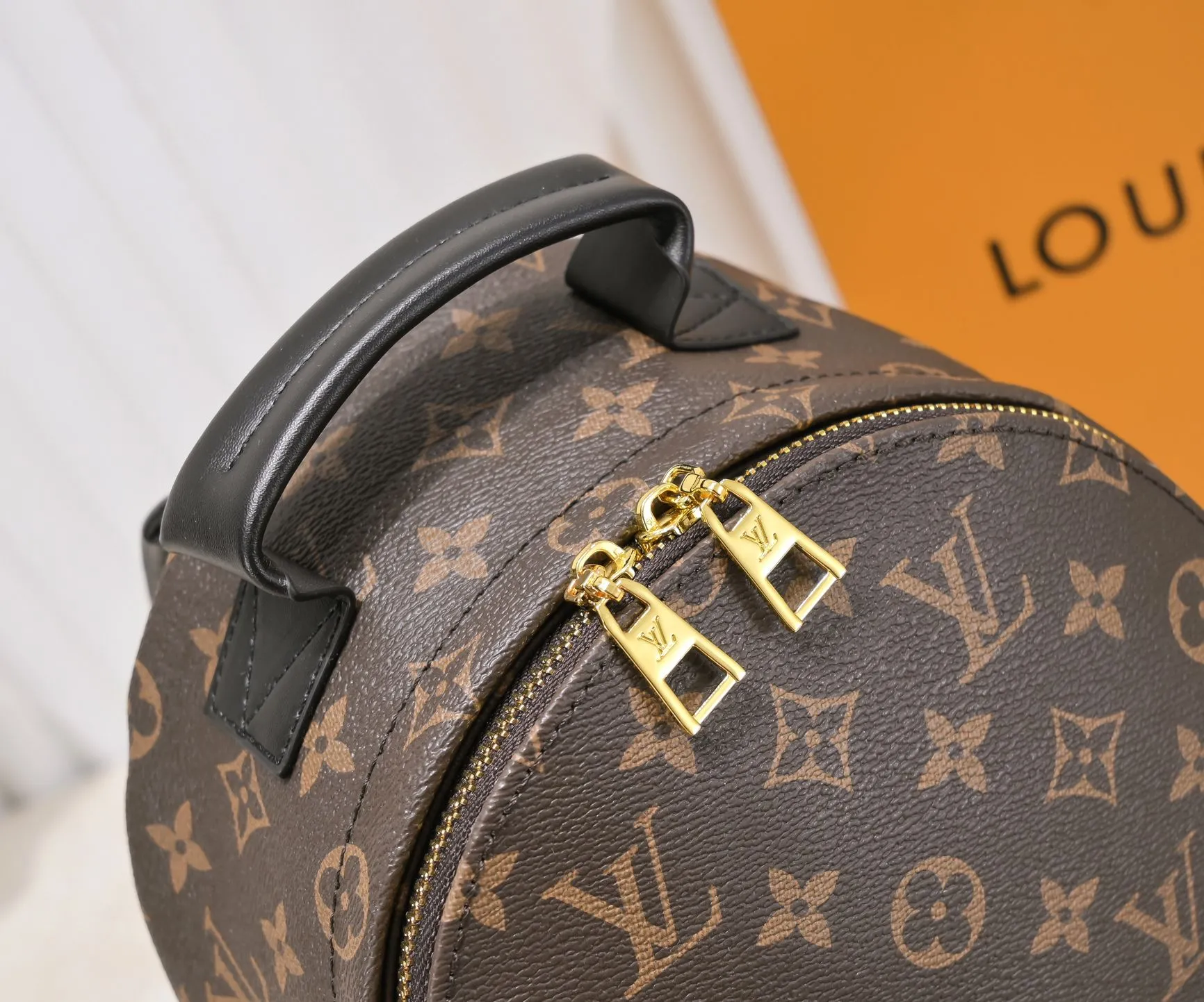 Upgraded original version, (new backpack) Mini 180💰Medium 240💰Large 280💰 Actual pictures Mini M44873, Medium 44871, 41560, 41561, 41562 Presbyopia MONOGRAM BACKPACK Double backpack, this backpack that shines in the 2017 early spring series fashion show has a fashionable style and strong functionality. It is the perfect choice for urban wanderers. It continues the extremely gorgeous appearance and reflects the unique LV characteristics in countless details. Fine decorations such as calfskin trim and engraved zipper pulls complement the loose and soft Monogram canvas. Large size 28*33*16, medium size 22*29*16, mini size 16*21*10