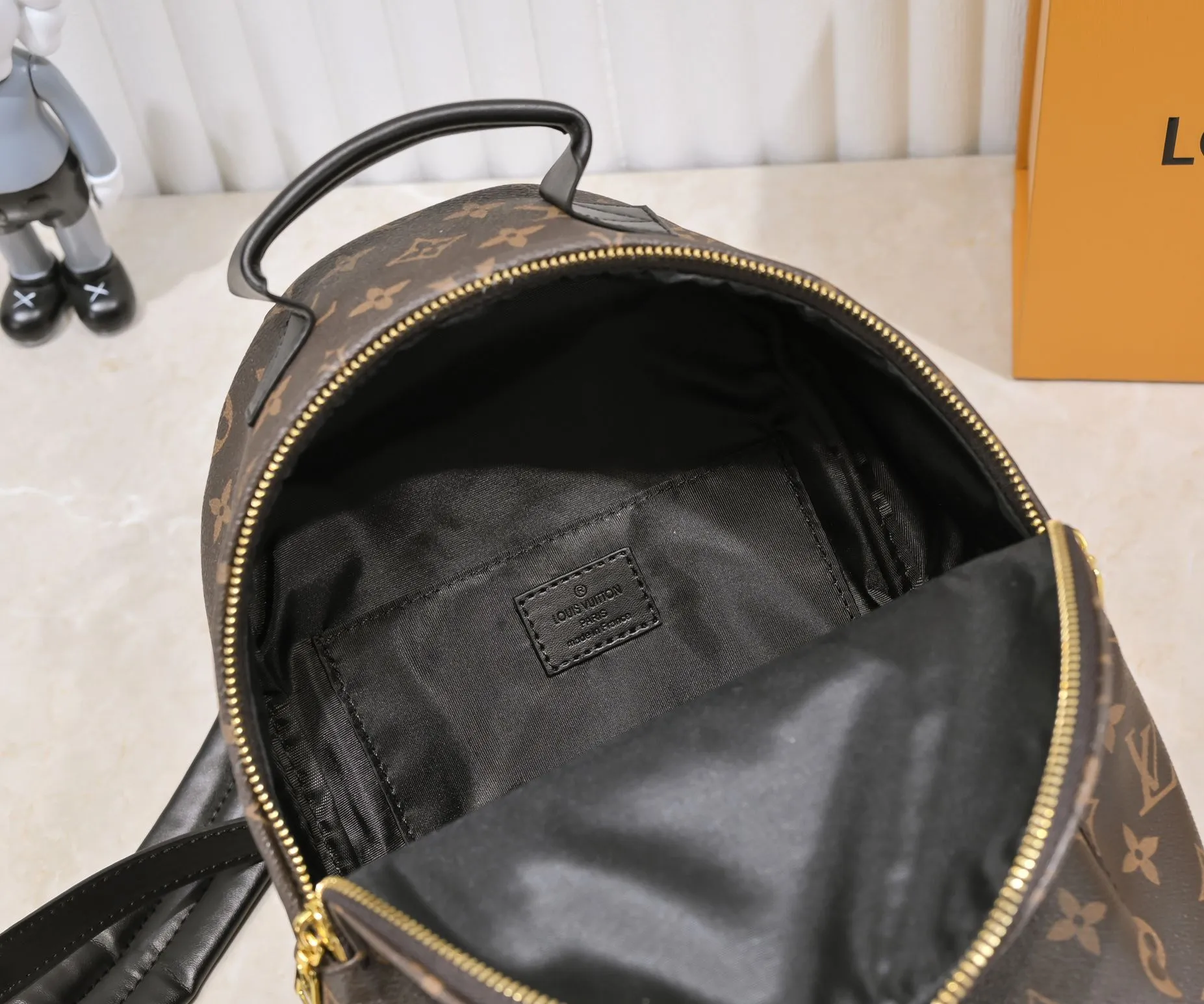 Upgraded original version, (new backpack) Mini 180💰Medium 240💰Large 280💰 Actual pictures Mini M44873, Medium 44871, 41560, 41561, 41562 Presbyopia MONOGRAM BACKPACK Double backpack, this backpack that shines in the 2017 early spring series fashion show has a fashionable style and strong functionality. It is the perfect choice for urban wanderers. It continues the extremely gorgeous appearance and reflects the unique LV characteristics in countless details. Fine decorations such as calfskin trim and engraved zipper pulls complement the loose and soft Monogram canvas. Large size 28*33*16, medium size 22*29*16, mini size 16*21*10