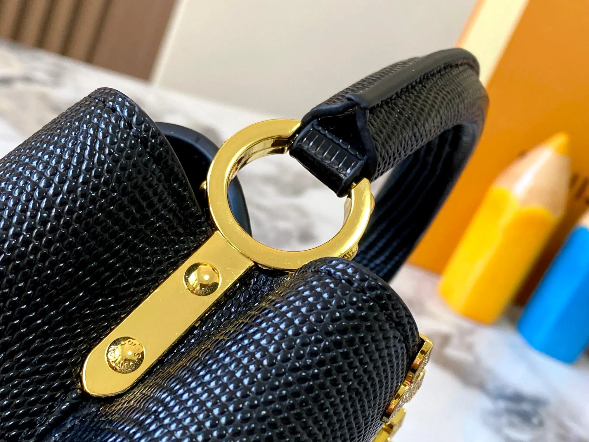 Top original P440 Guangzhou product M12296 black lizard leather with gold diamond corolla🔺This Capucines mini handbag is wrapped in gorgeous lizard leather and lined with delicate sheepskin, embellished with dazzling metal parts. The flip cover reads LV letters inside, and a Monogram flower blooms when turned out. Its compact size makes it a dazzling choice for evening occasions. Detailed features 21 x 14 x 8 cm (length x height x width