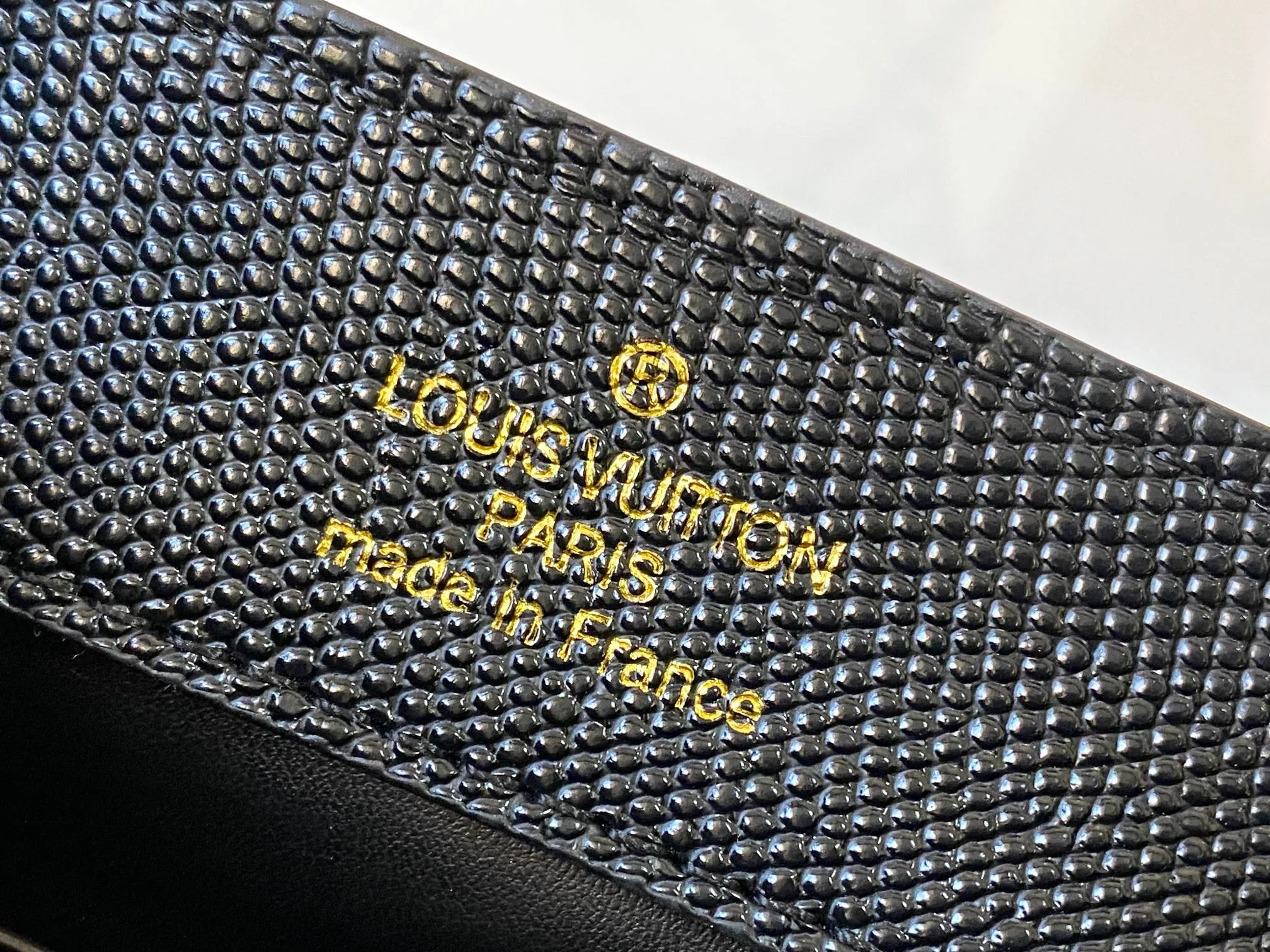 Top original P440 Guangzhou product M12296 black lizard leather with gold diamond corolla🔺This Capucines mini handbag is wrapped in gorgeous lizard leather and lined with delicate sheepskin, embellished with dazzling metal parts. The flip cover reads LV letters inside, and a Monogram flower blooms when turned out. Its compact size makes it a dazzling choice for evening occasions. Detailed features 21 x 14 x 8 cm (length x height x width