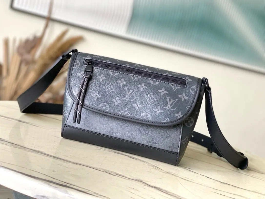 💰880 Top Original Order M12681 This Pulse messenger bag is exquisitely constructed with Monogram Eclipse canvas, and is equipped with a cord zipper puller for the outer pocket on the flap. The magnetic closure makes it easy to access items, and the leather shoulder strap can be adjusted using the side loops, making it ideal for shoulder or cross-body wear. Dimensions: 26.6 × 17 × 11 cm