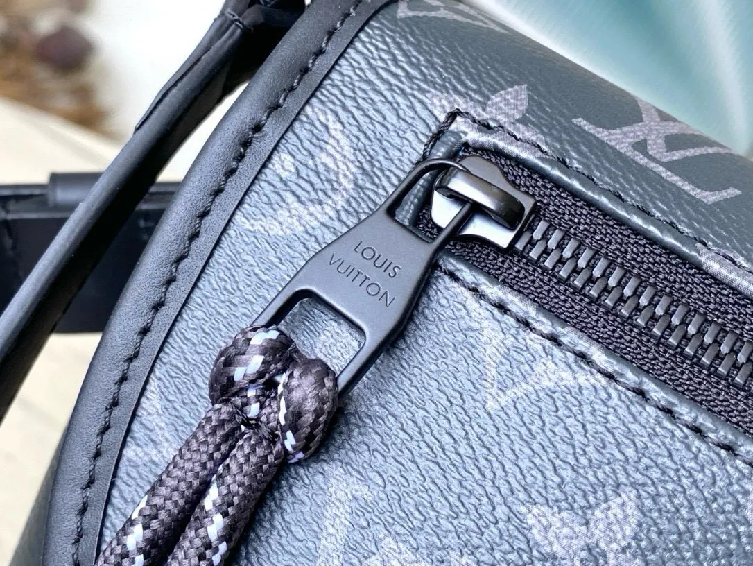 💰880 Top Original Order M12681 This Pulse messenger bag is exquisitely constructed with Monogram Eclipse canvas, and is equipped with a cord zipper puller for the outer pocket on the flap. The magnetic closure makes it easy to access items, and the leather shoulder strap can be adjusted using the side loops, making it ideal for shoulder or cross-body wear. Dimensions: 26.6 × 17 × 11 cm