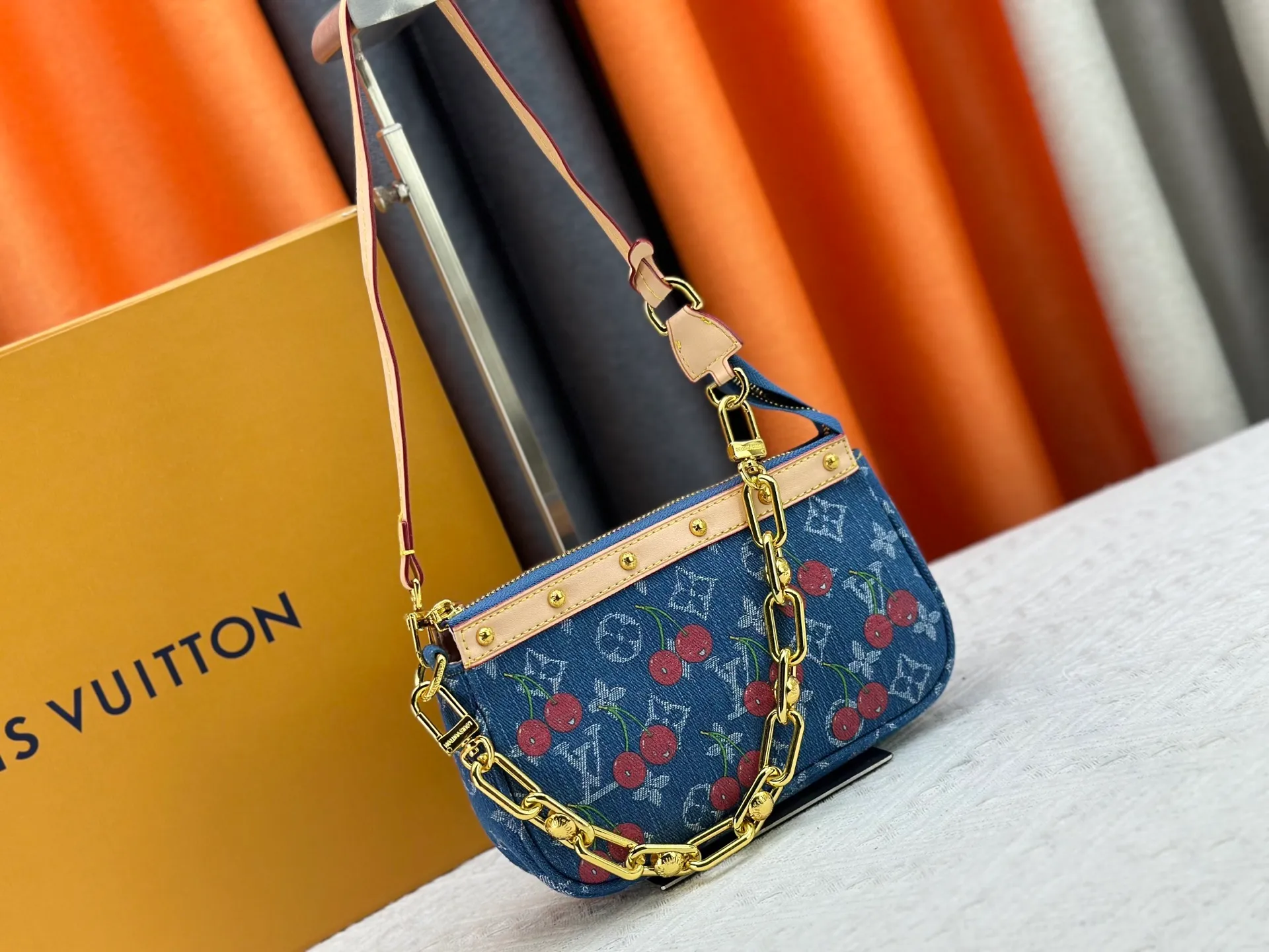 P240 upgraded version [Official latest model, real shot] M13994 Denim Cherry 🍒Pochette Accessoires handbag is made of coated canvas, with colorful Monogram patterns to interpret the smart style of the Louis Vuitton x Murakami cross-border collaboration series. Calf leather trim and dazzling hardware add to the sophisticated details, while the detachable shoulder strap and chain allow for flexible carry. 13 x 4 x 22 cm (height x width x length)