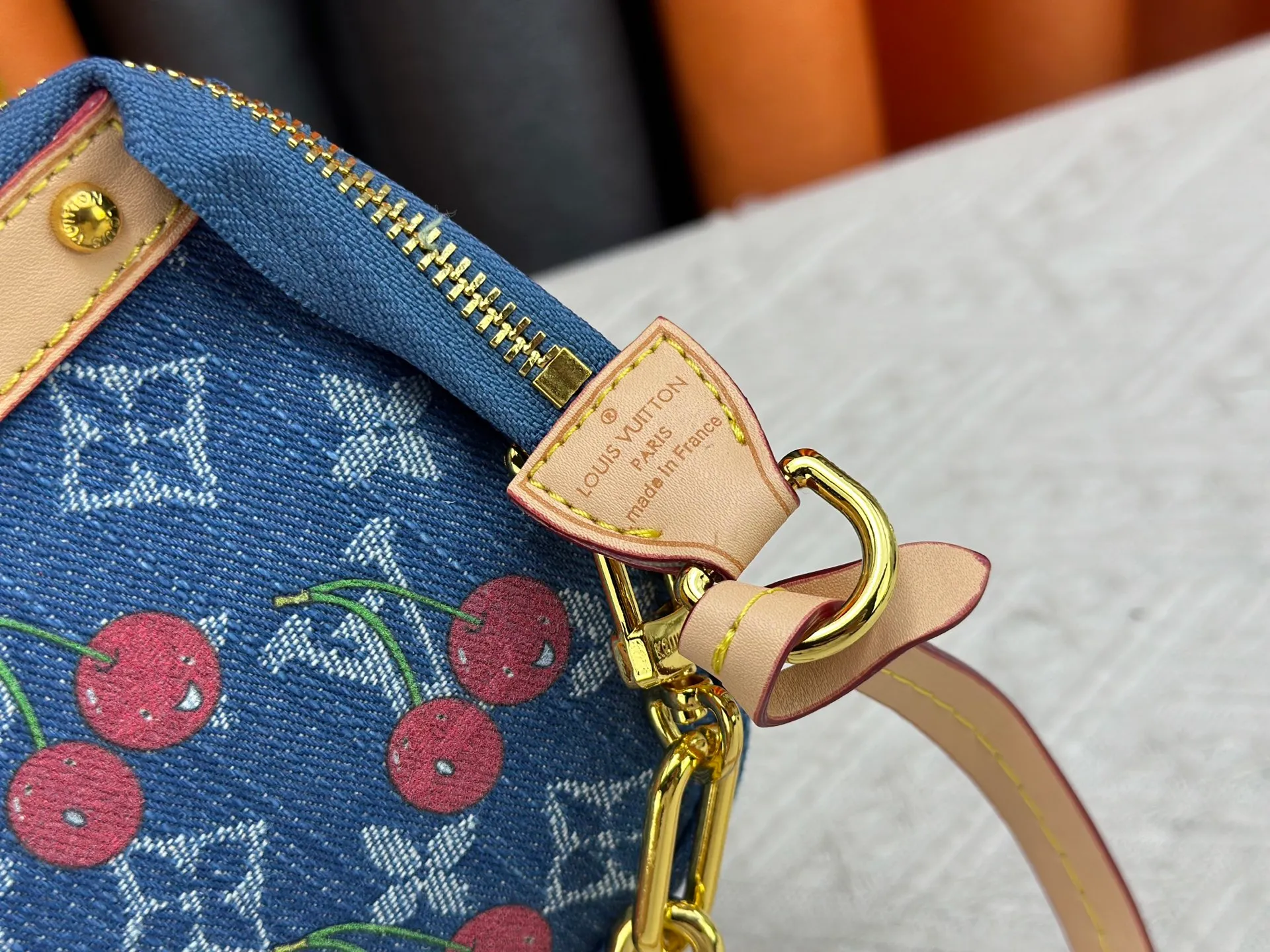 P240 upgraded version [Official latest model, real shot] M13994 Denim Cherry 🍒Pochette Accessoires handbag is made of coated canvas, with colorful Monogram patterns to interpret the smart style of the Louis Vuitton x Murakami cross-border collaboration series. Calf leather trim and dazzling hardware add to the sophisticated details, while the detachable shoulder strap and chain allow for flexible carry. 13 x 4 x 22 cm (height x width x length)