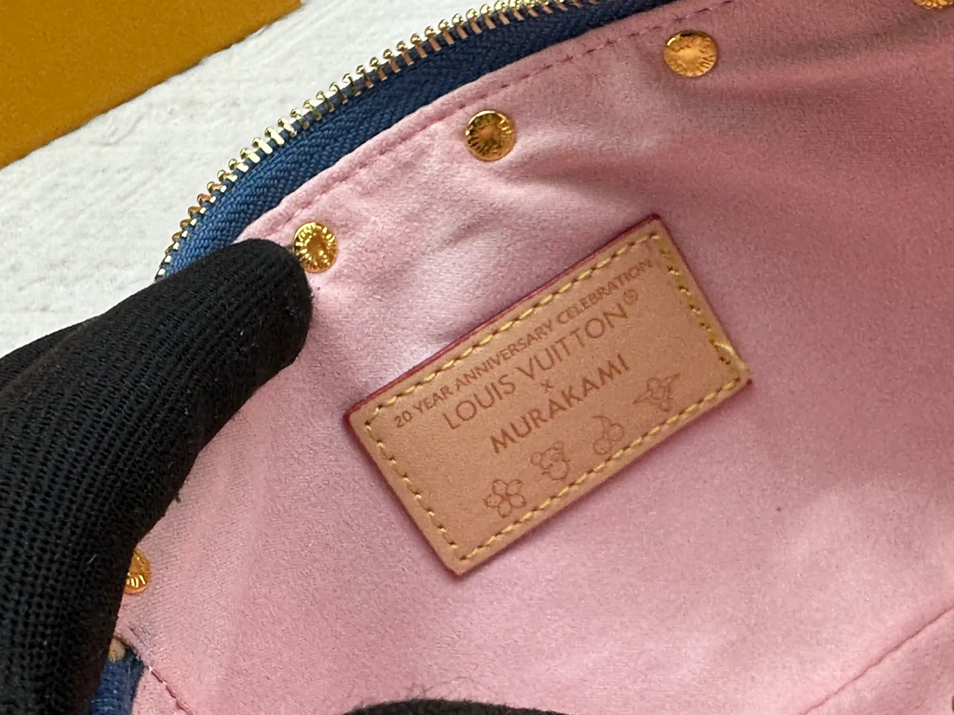 P240 upgraded version [Official latest model, real shot] M13994 Denim Cherry 🍒Pochette Accessoires handbag is made of coated canvas, with colorful Monogram patterns to interpret the smart style of the Louis Vuitton x Murakami cross-border collaboration series. Calf leather trim and dazzling hardware add to the sophisticated details, while the detachable shoulder strap and chain allow for flexible carry. 13 x 4 x 22 cm (height x width x length)