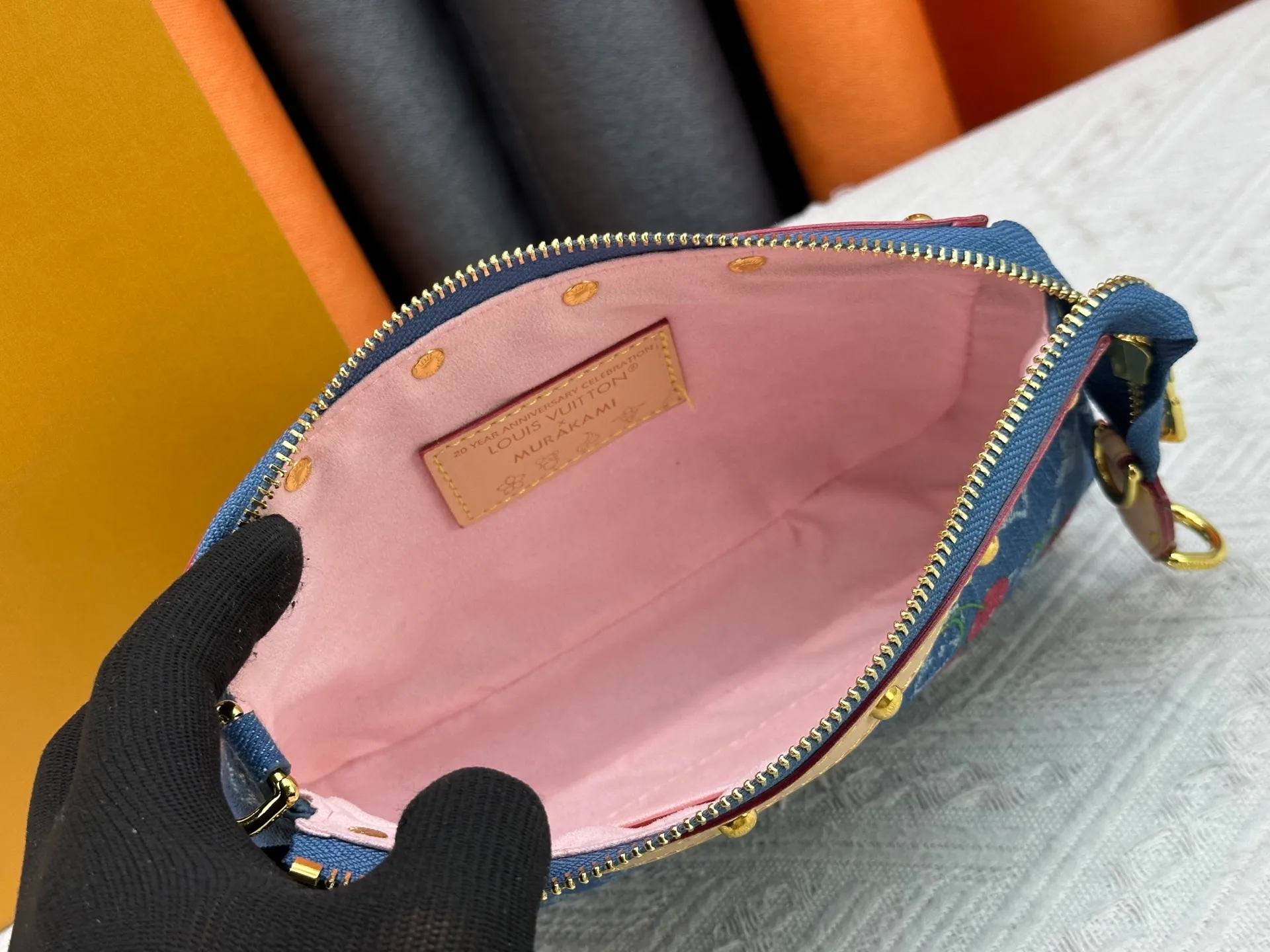 P240 upgraded version [Official latest model, real shot] M13994 Denim Cherry 🍒Pochette Accessoires handbag is made of coated canvas, with colorful Monogram patterns to interpret the smart style of the Louis Vuitton x Murakami cross-border collaboration series. Calf leather trim and dazzling hardware add to the sophisticated details, while the detachable shoulder strap and chain allow for flexible carry. 13 x 4 x 22 cm (height x width x length)