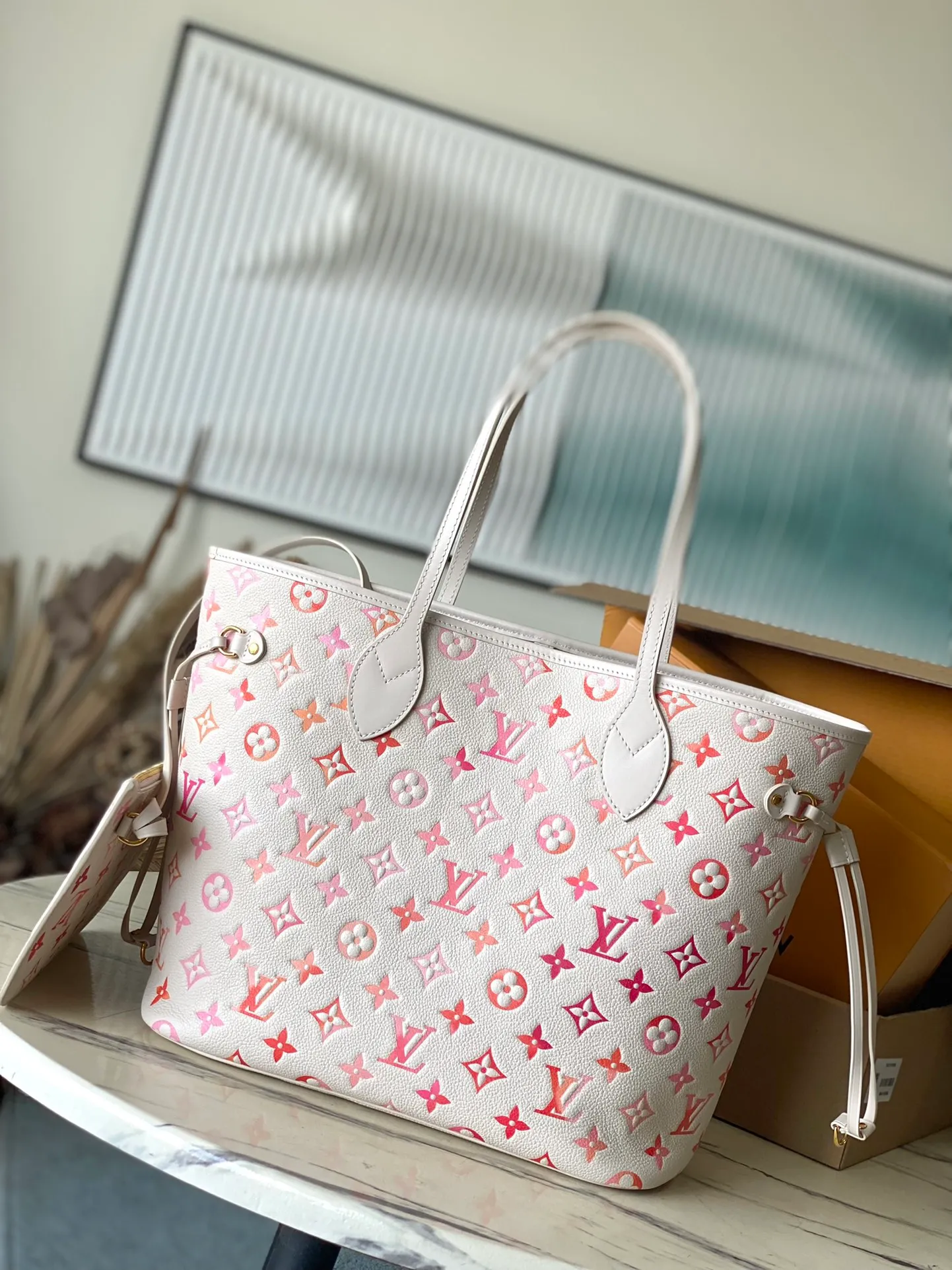 💰1180 (top layer leather) top original order M47080 This Neverfull medium tote bag is made of Monogram Empreinte Sunrise Aquarelle leather. The Monogram embossing is dyed with a happy gradient tone using printing technology, and then silk screen technology is used to incorporate a sophisticated luster like morning dew. Dimensions: 31 × 28 × 14 cm