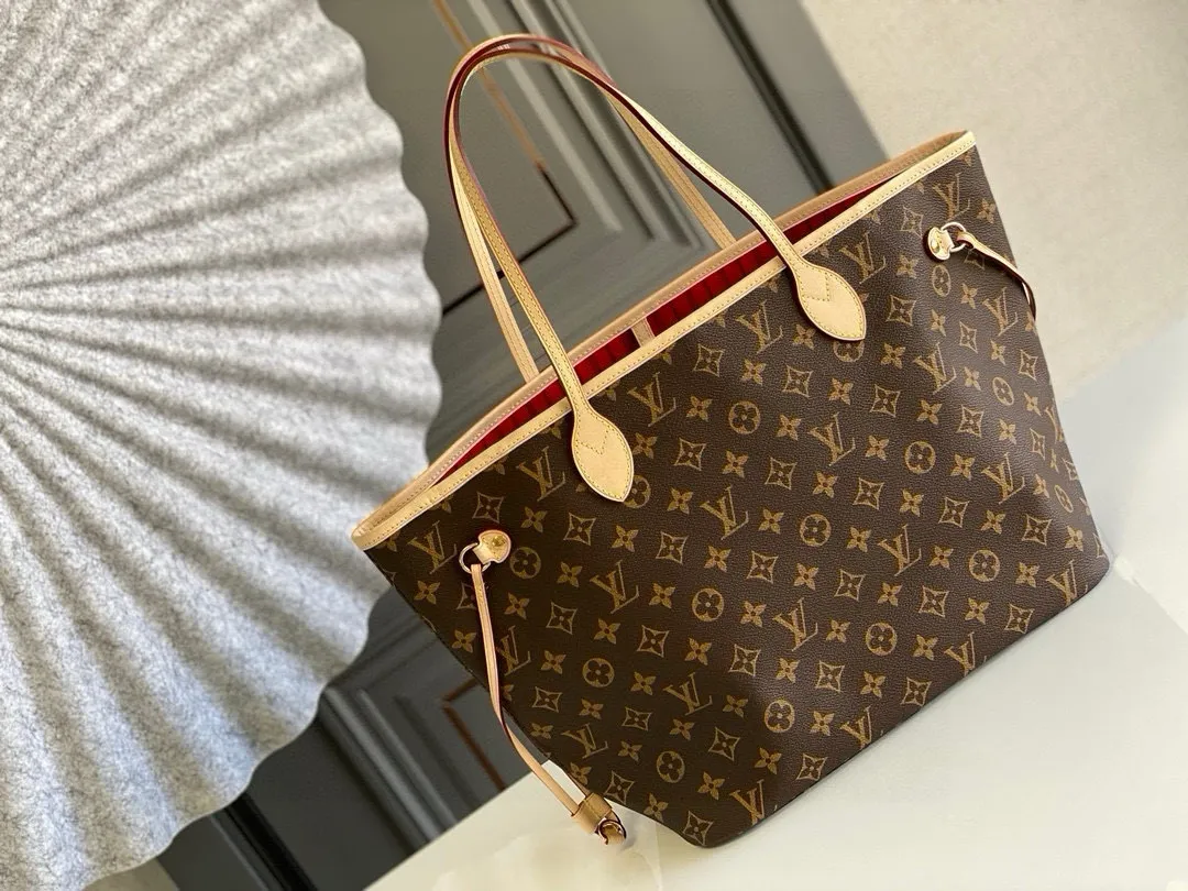 💰760 (medium steel nails) top original order M41177 NEVERFULL medium handbag Neverfull classic handbag, explore the exquisite details inside the bag. The redesigned interior pockets feature a fresh fabric lining, especially the detachable zippered clutch, which can be used alone as a sophisticated clutch or as an additional pocket. Bright lining tones add a more lively feel to Monogram's classic canvas. Detailed features 31 x 28 x 14 cm (Length x Height x Width) Redesigned interior pocket with details inspired by the Louis Vuitton archives Pocket lined with linen fabric Removable zipped clutch with tonal interior pocket Natural cowhide leather trim Shiny gold-tone hardware Handles: Double handle