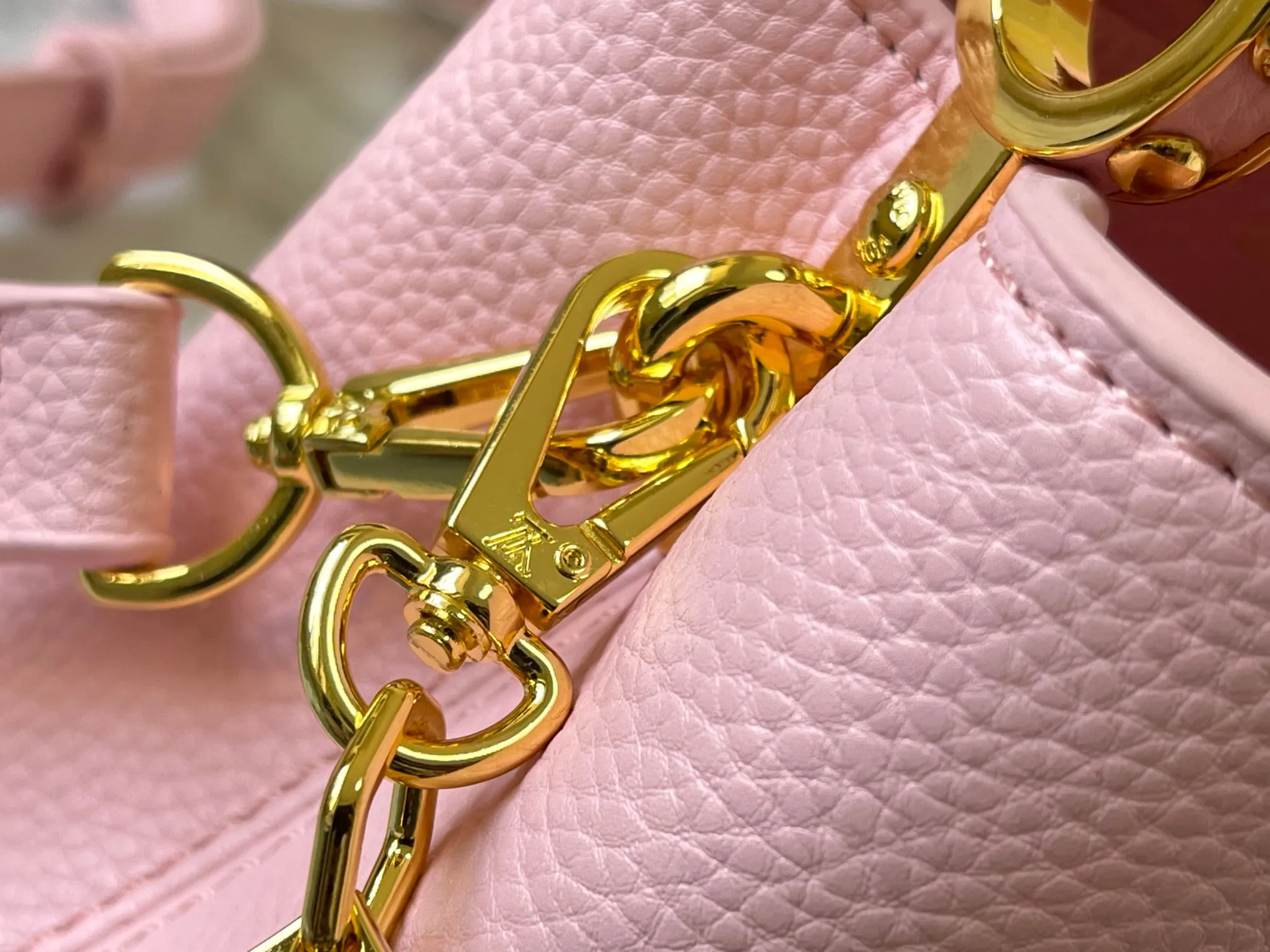 p460 [Guangzhou top quality original] M14393 pink CapucinesEastWest mini handbag, using a decorative chain to show the inspiration of Monogram flowers. Taurillon cow leather creates an exquisite structure, and the LV letters interpret the colorful brushstrokes of the Puffygram jewelry series. The flap can be folded in or out, and the inner pocket can safely store valuables. Size:22×12×8cm