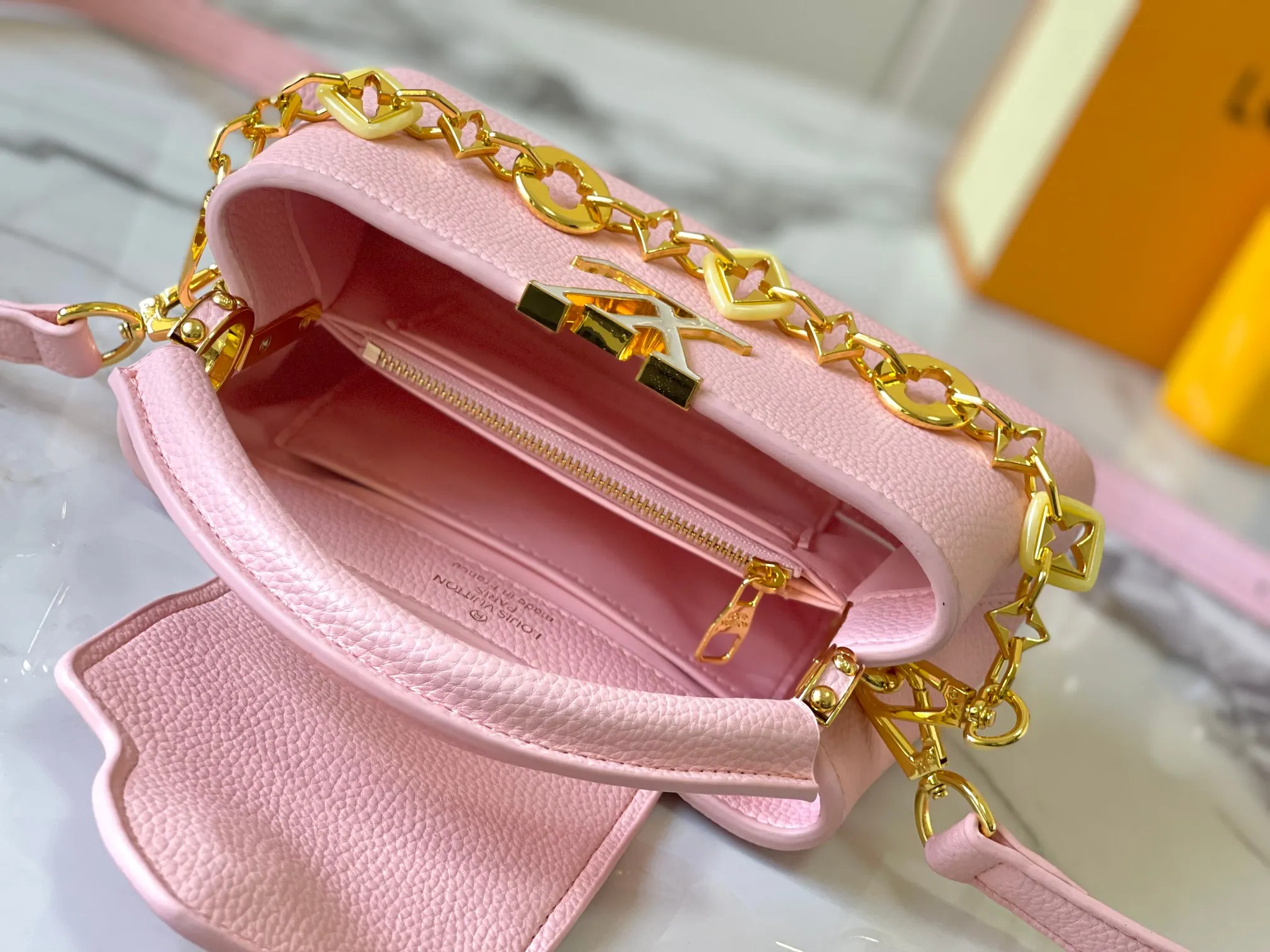 p460 [Guangzhou top quality original] M14393 pink CapucinesEastWest mini handbag, using a decorative chain to show the inspiration of Monogram flowers. Taurillon cow leather creates an exquisite structure, and the LV letters interpret the colorful brushstrokes of the Puffygram jewelry series. The flap can be folded in or out, and the inner pocket can safely store valuables. Size:22×12×8cm
