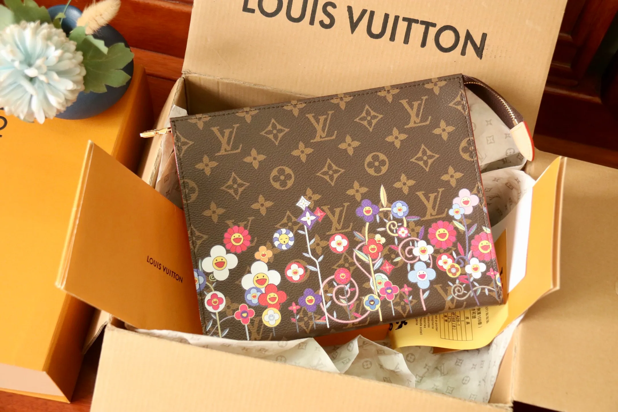 Exclusive real shot of M14180! 🌟P420 This toilet bag is from the Louis Vuitton x Takashi Murakami cross-border collaboration series. It depicts smart Monogram flowers on Monogram coated canvas, interpreting the "super flat" style of Japanese artist Takashi Murakami with interesting brushstrokes. Dazzling zipper closure and interior patch pockets provide secure storage, and the washable lining adds functionality. Size: 25×20×5.5cm