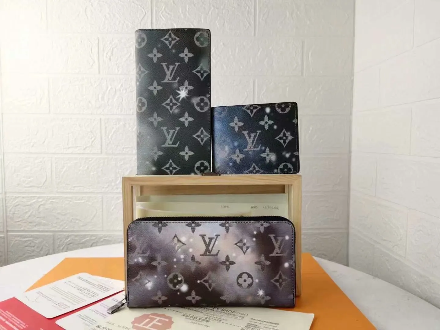 P130 top original version [actual shot, home background] starry sky series M63871 (66540) 62665 suit clip! Louis Vuitton has set its sights on the bright and boundless space and redesigned the Pochette Voyage suit clip in the 2019 spring and summer pre-show series! The classic Monogram pattern complements the dazzling stars and the dying sun. 10.0x19.0x2.0cm.