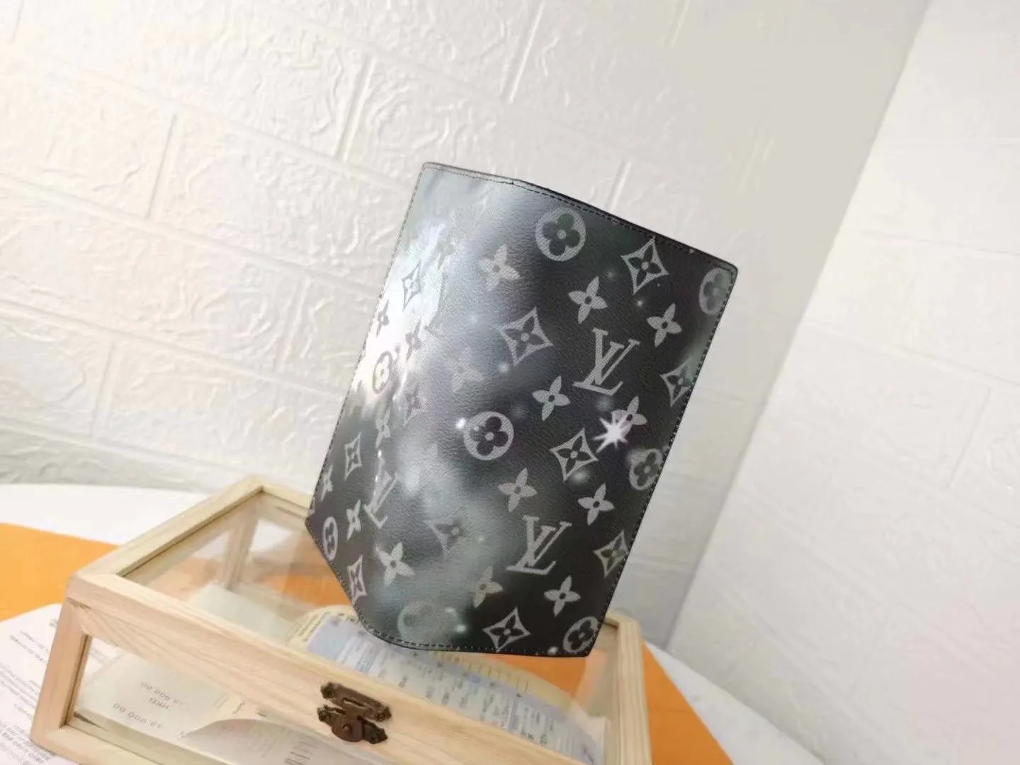 P130 top original version [actual shot, home background] starry sky series M63871 (66540) 62665 suit clip! Louis Vuitton has set its sights on the bright and boundless space and redesigned the Pochette Voyage suit clip in the 2019 spring and summer pre-show series! The classic Monogram pattern complements the dazzling stars and the dying sun. 10.0x19.0x2.0cm.