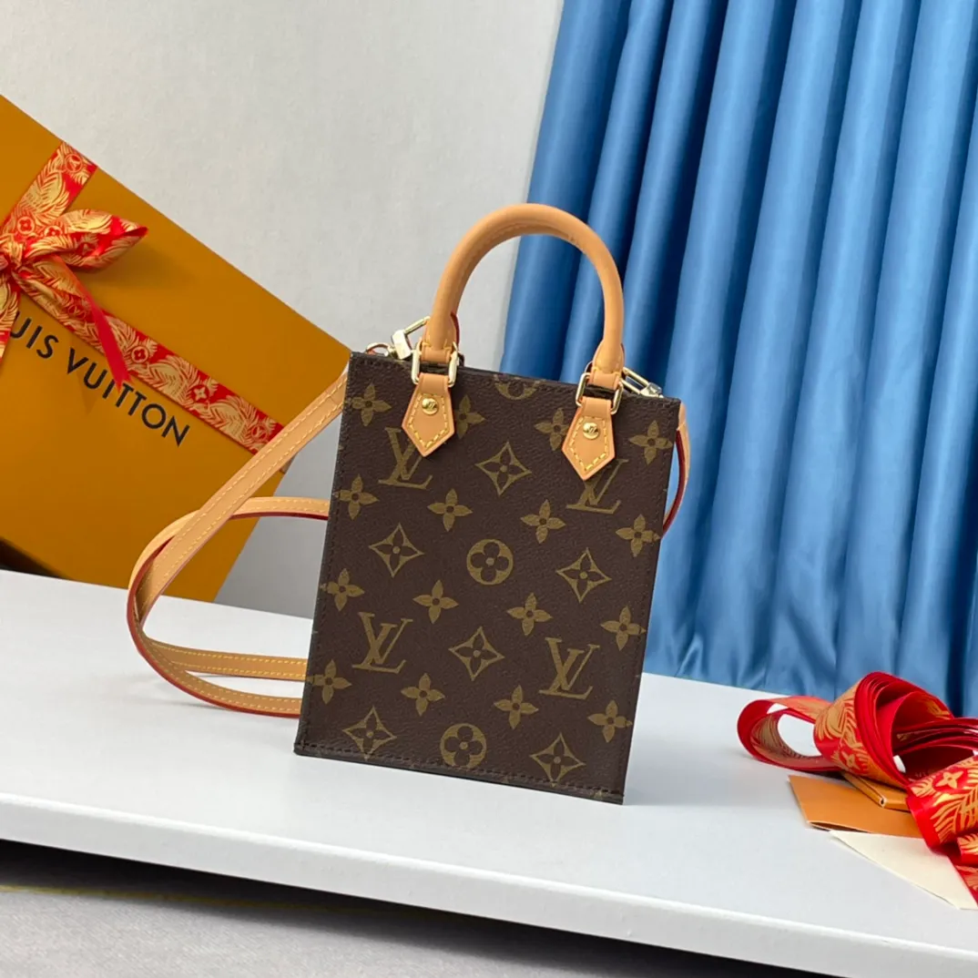 P500 🇫🇷Transcoding chip, overseas original M81295, M69442 exclusive real shot! The Petit Sac Plat Bag is a pocket-sized version of Louis Vuitton's iconic Sac Plat bag in Monogram canvas, with top handles and a removable leather shoulder strap. The lightweight structure hides ample space to accommodate mobile phones and other daily needs. Size: 14×17×5cm