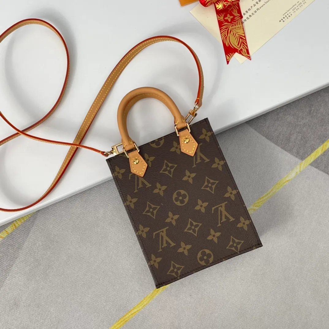 P500 🇫🇷Transcoding chip, overseas original M81295, M69442 exclusive real shot! The Petit Sac Plat Bag is a pocket-sized version of Louis Vuitton's iconic Sac Plat bag in Monogram canvas, with top handles and a removable leather shoulder strap. The lightweight structure hides ample space to accommodate mobile phones and other daily needs. Size: 14×17×5cm