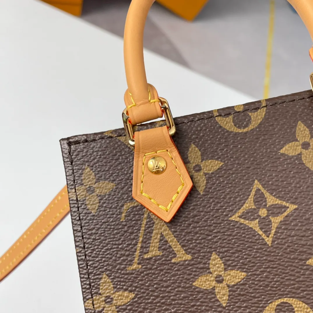P500 🇫🇷Transcoding chip, overseas original M81295, M69442 exclusive real shot! The Petit Sac Plat Bag is a pocket-sized version of Louis Vuitton's iconic Sac Plat bag in Monogram canvas, with top handles and a removable leather shoulder strap. The lightweight structure hides ample space to accommodate mobile phones and other daily needs. Size: 14×17×5cm